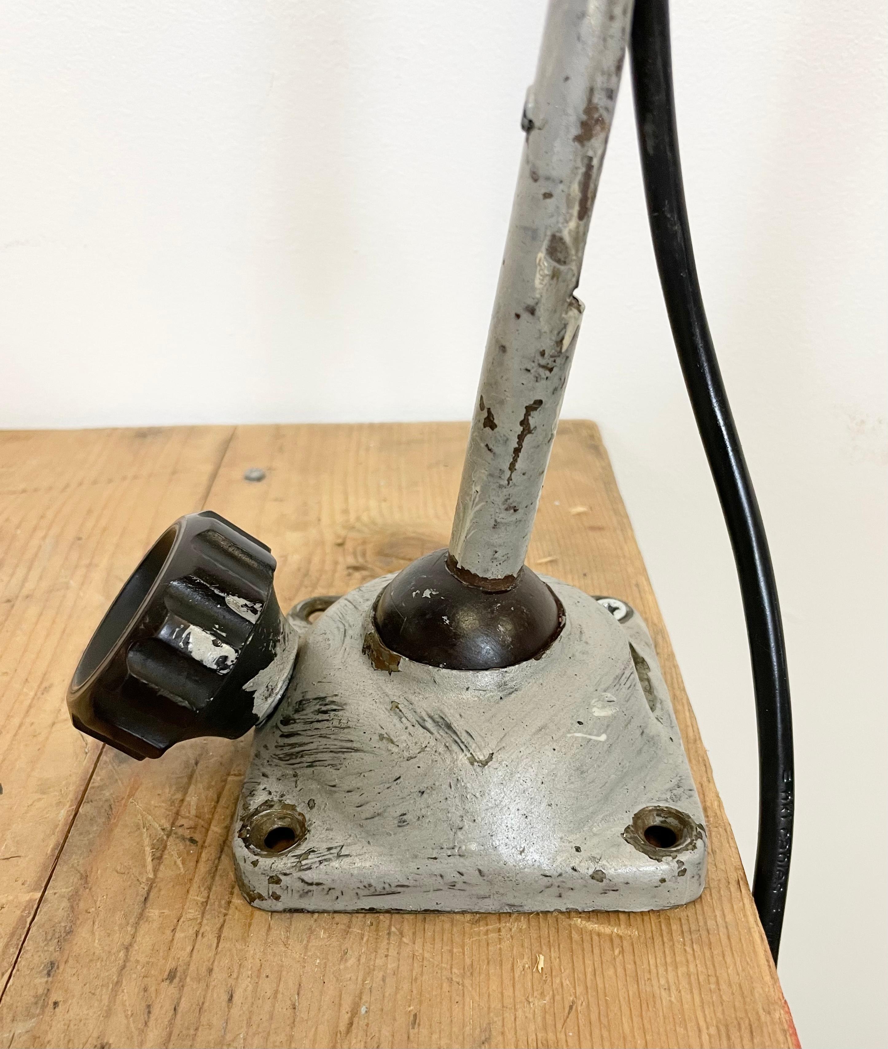 XX secolo Grande lampada da tavolo industriale grigia da officina, anni '60 in vendita