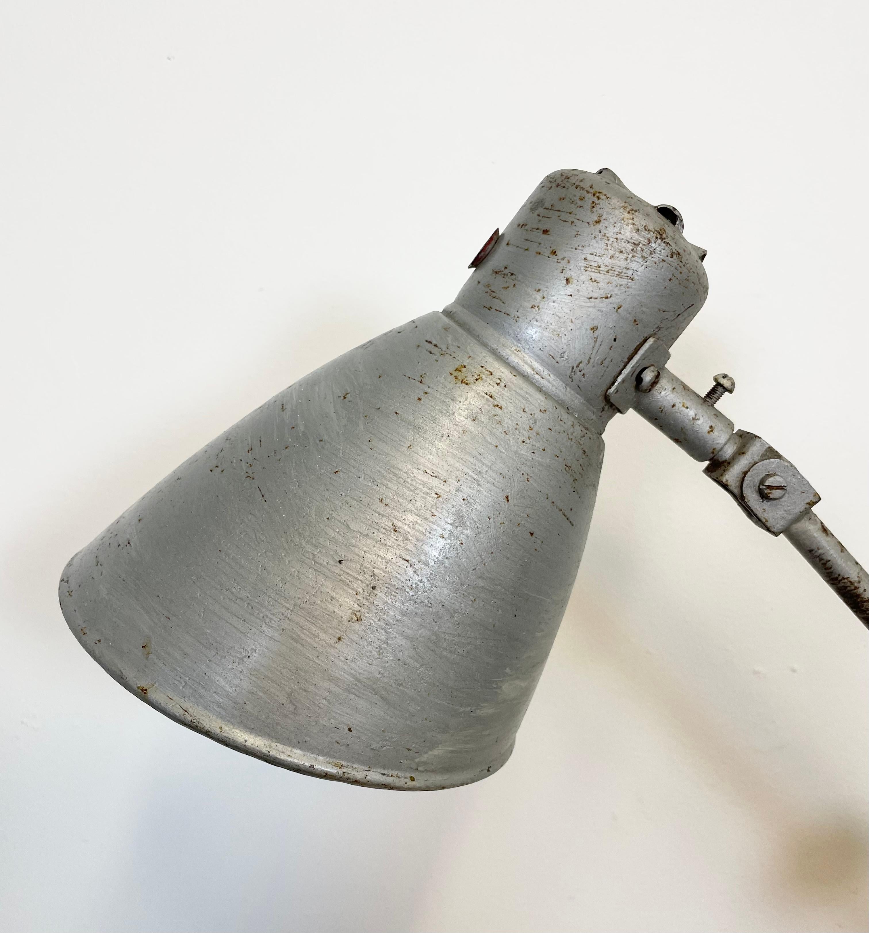 Ferro Grande lampada da tavolo industriale grigia da officina, anni '60 in vendita