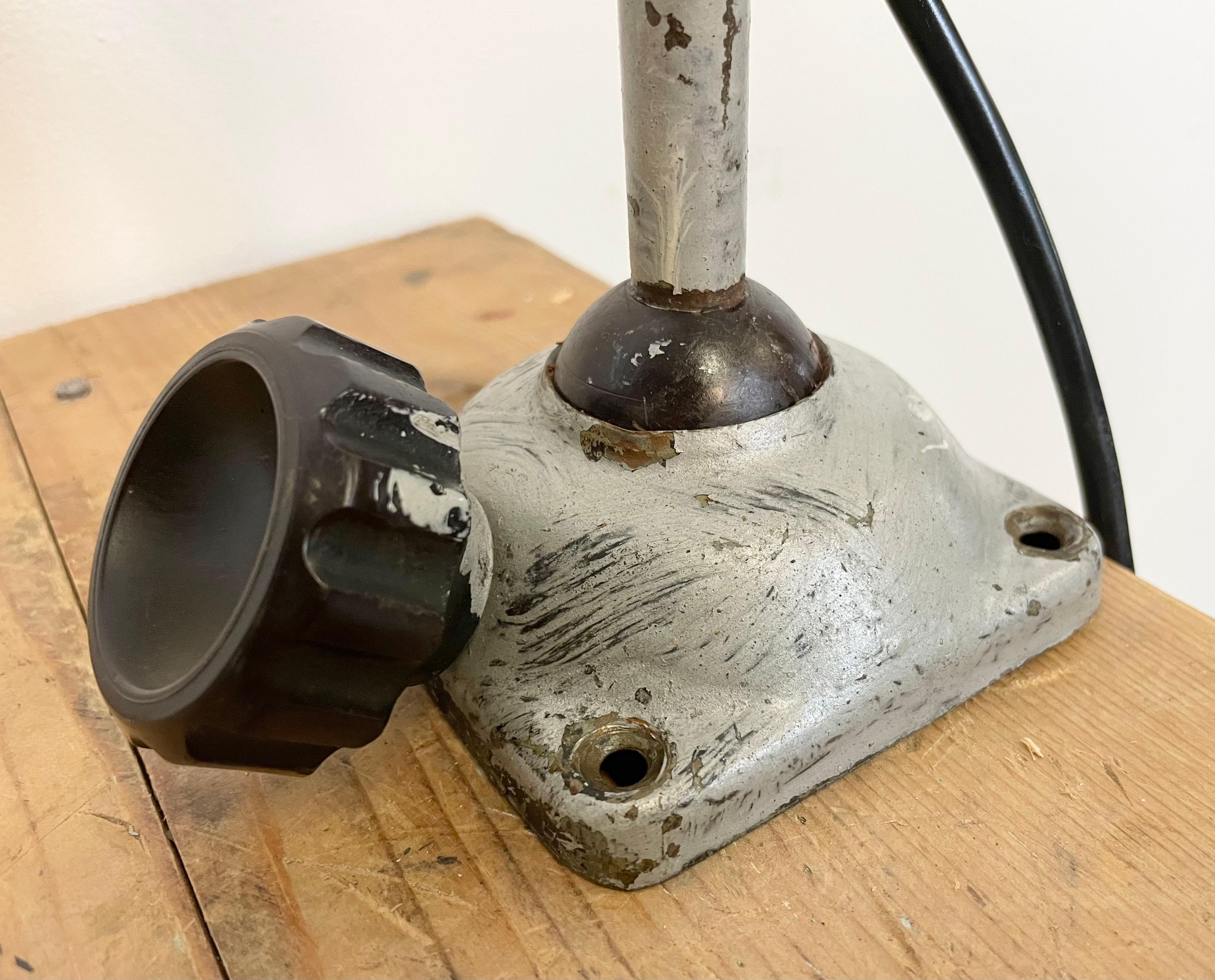 Grande lampada da tavolo industriale grigia da officina, anni '60 in vendita 2