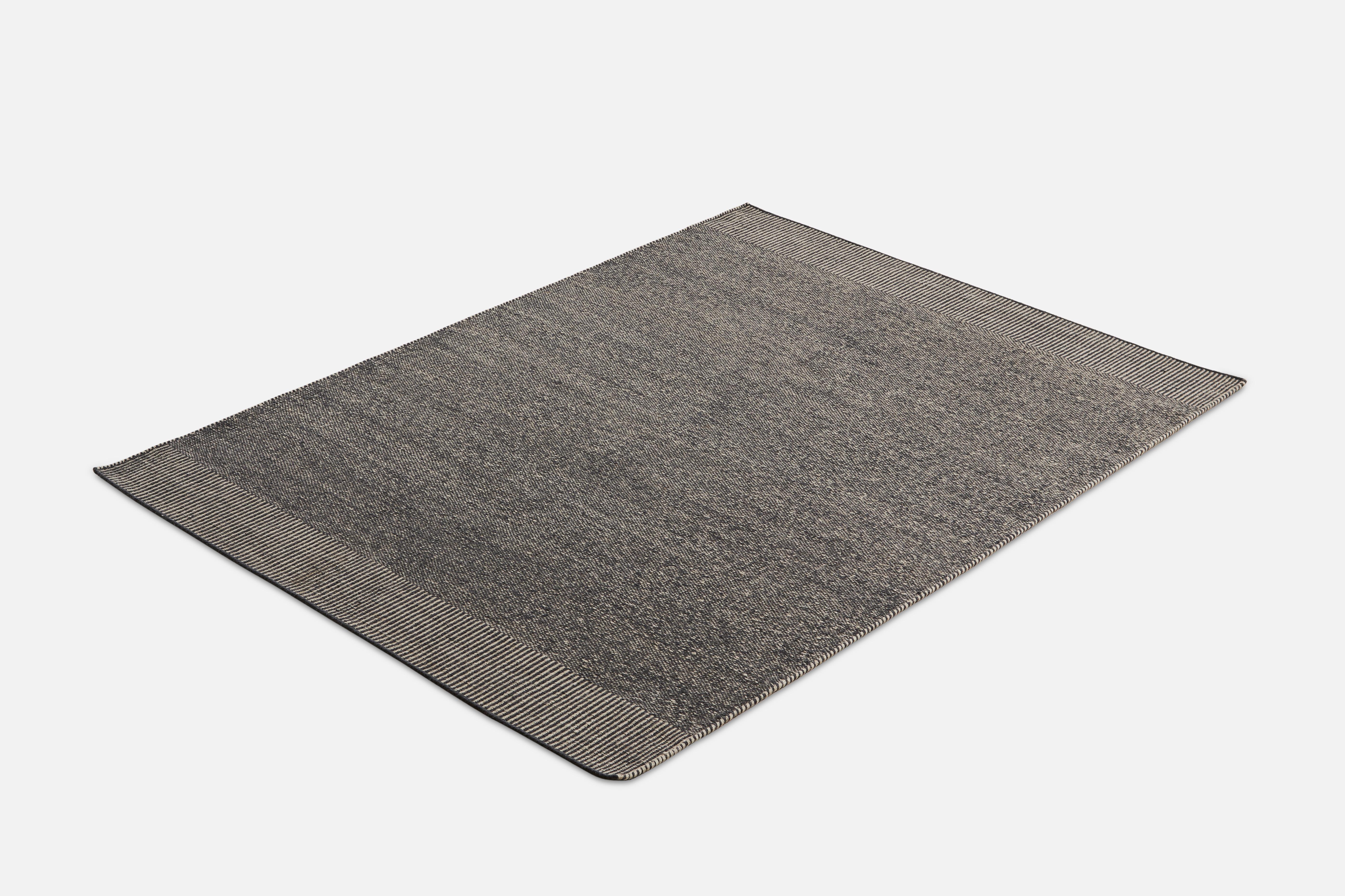 Large Grey Rombo rug by Studio MLR.
Materials: 65% wool, 35% jute.
Dimensions: W 170 x L 240 cm.
Available in 3 sizes: W 90 x L 140, W 170 x L 240, W 75 x L 200 cm.
Available in grey, moss green and rust.

Rombo is characterised by the