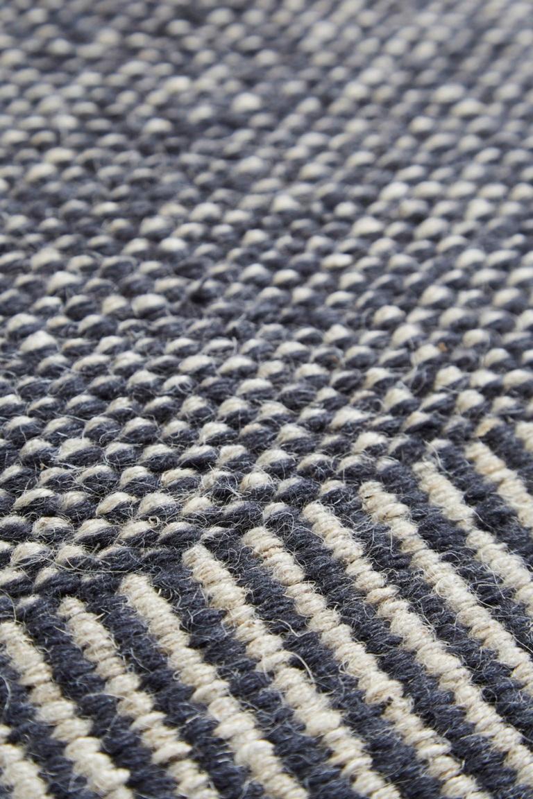 Großer grauer Rombo-Teppich von Studio MLR (Dänisch) im Angebot