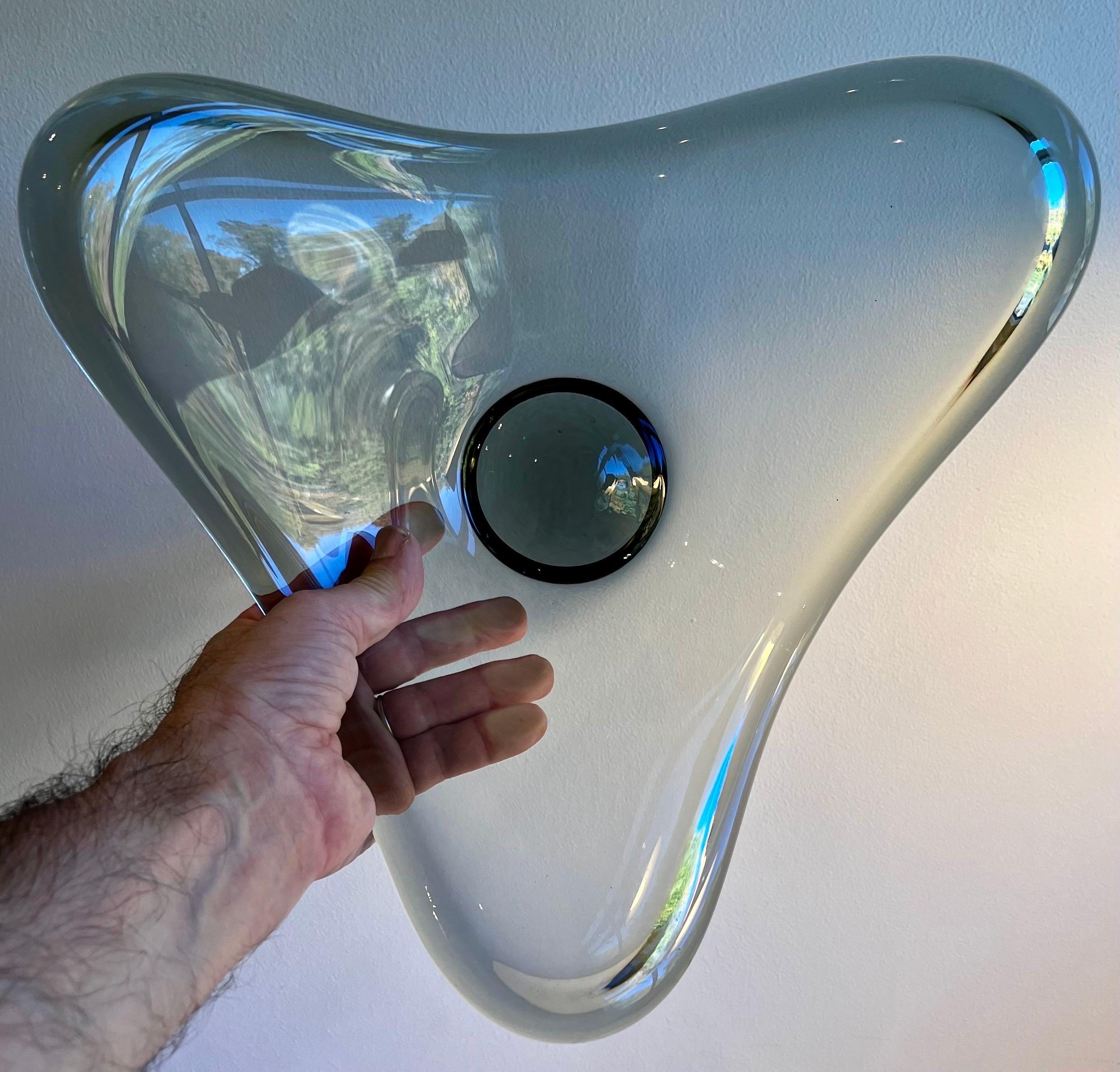Sculptural Freeform Large Grey Smoke Glass Bowl (bol en verre fumé gris) 
Per Lütken pour Holmegaard, 
Danemark, années 1960
signé sur le fond




