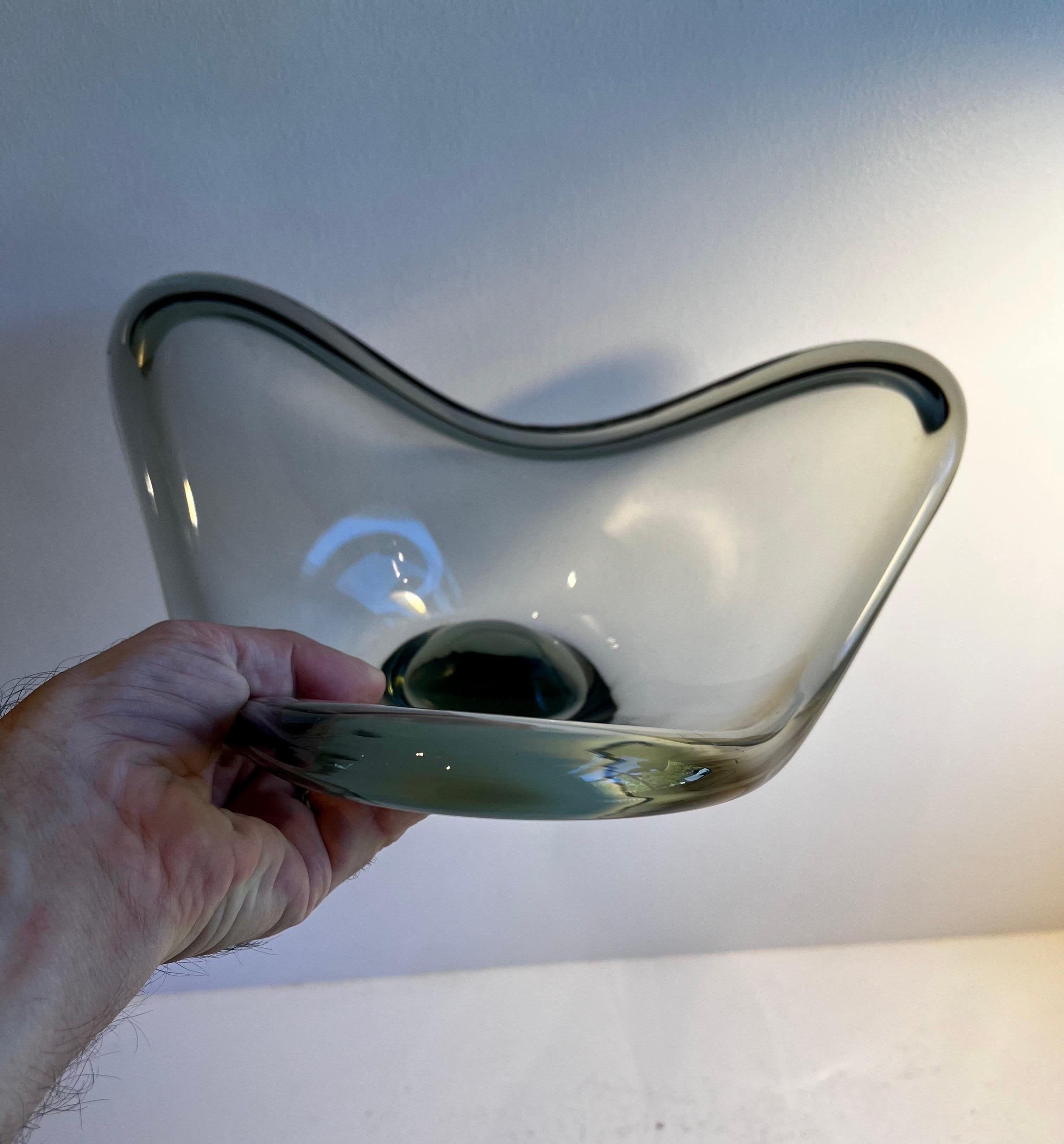 Grand bol en verre fumé gris par Per Lütken pour Holmegaard, Danemark, années 1960 Bon état - En vente à Philadelphia, PA