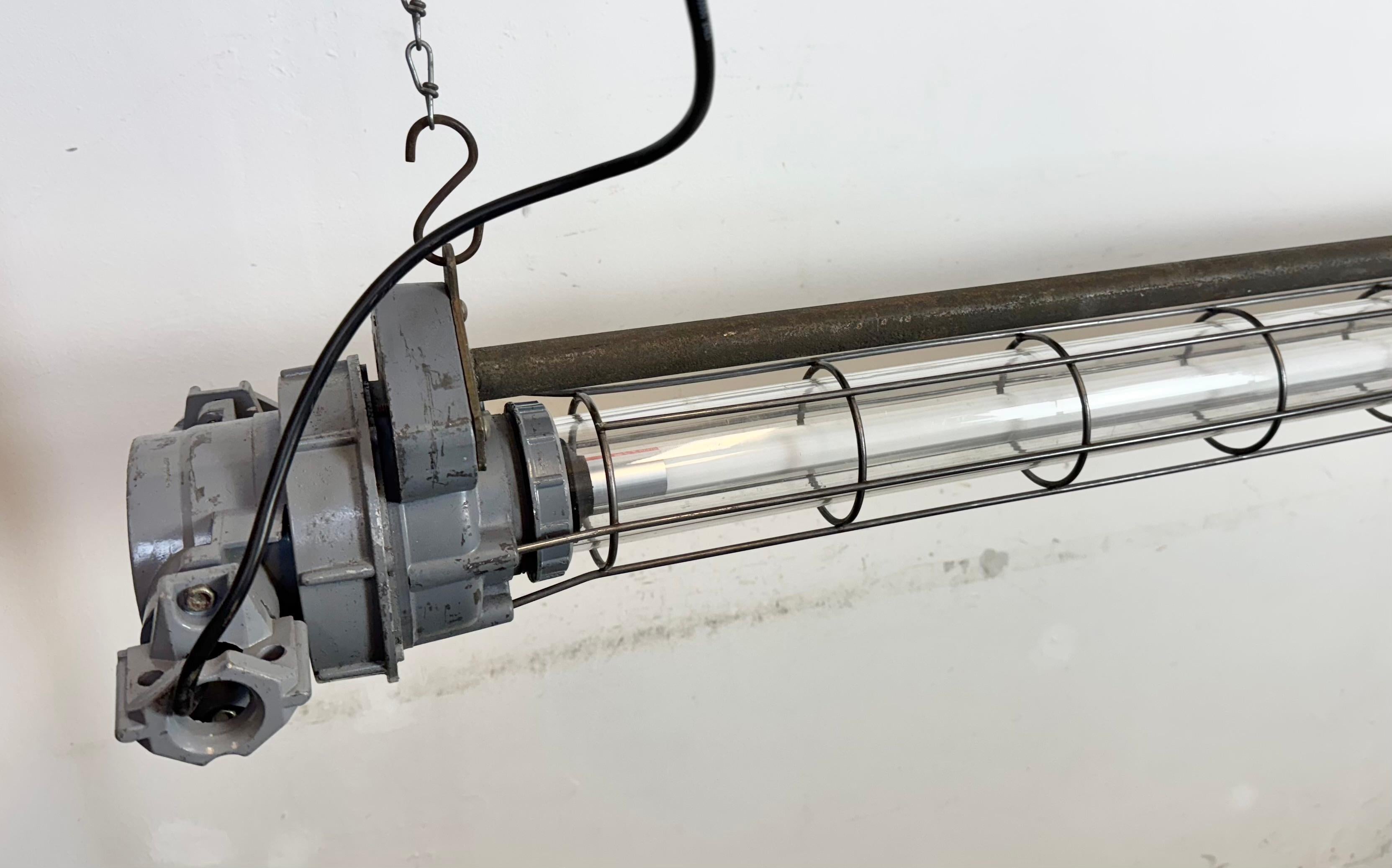 Gran tubo de luz colgante industrial soviético gris, años 70 en venta 3