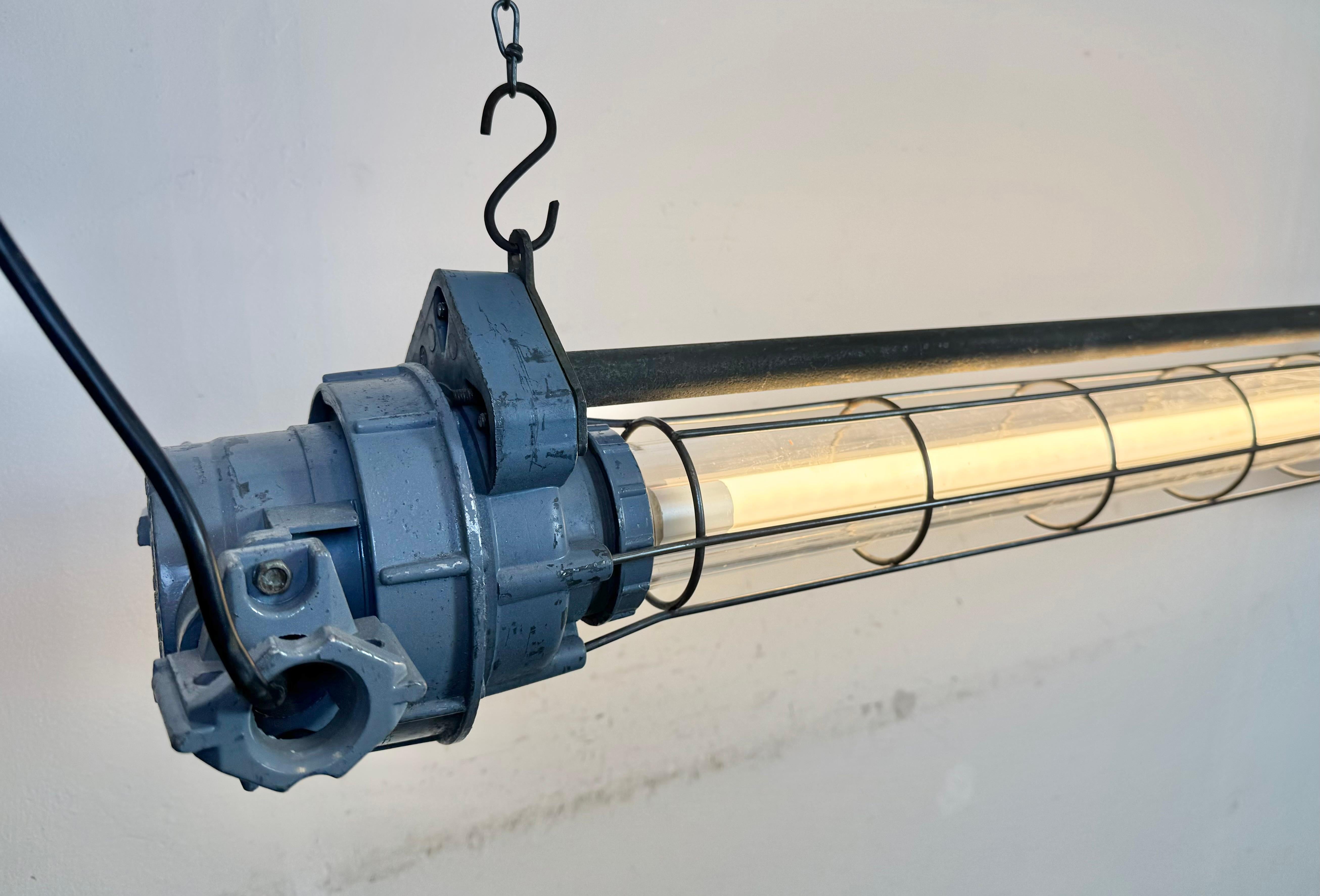 Gran tubo de luz colgante industrial soviético gris, años 70 en venta 4