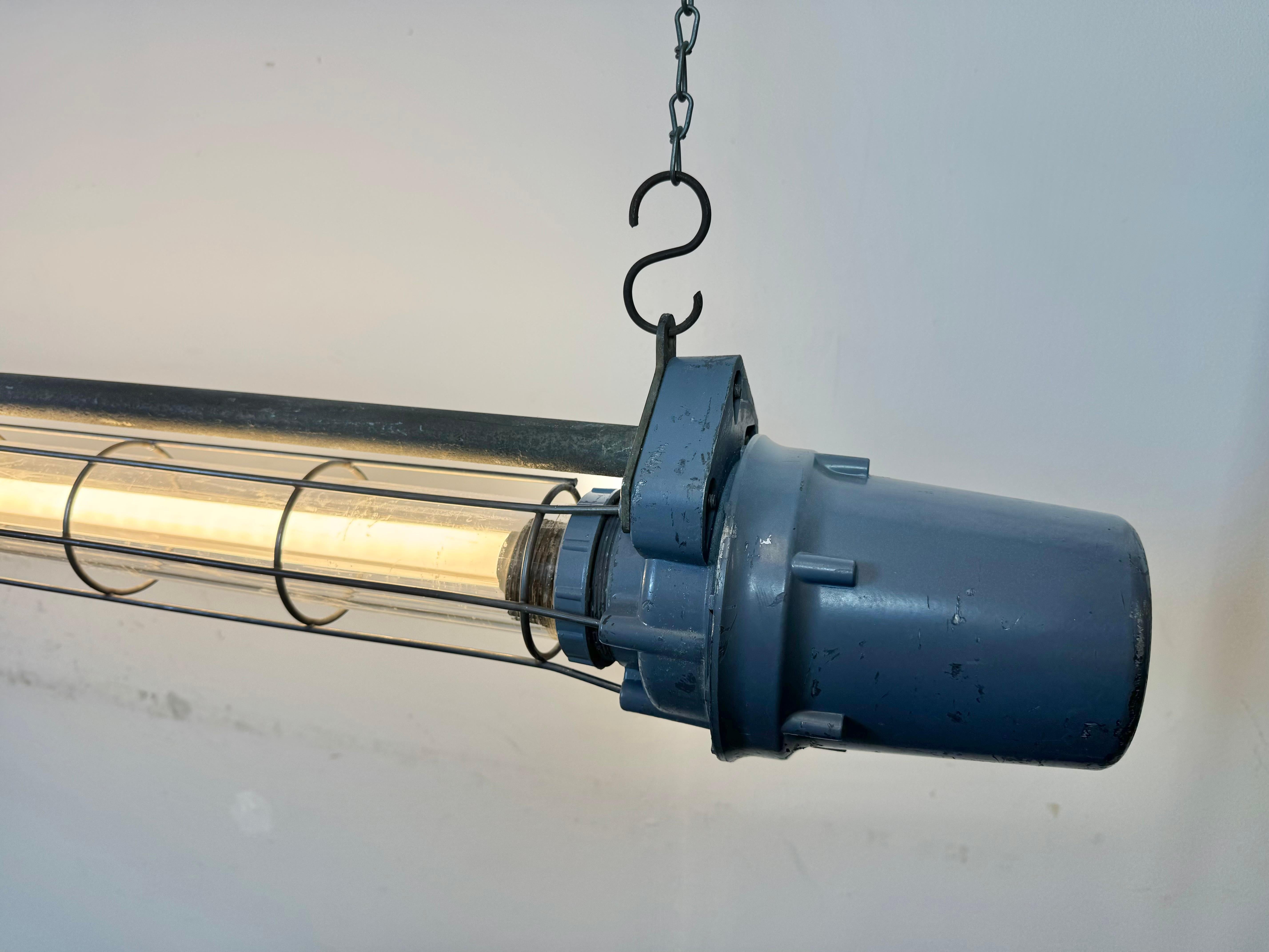 Gran tubo de luz colgante industrial soviético gris, años 70 en venta 5