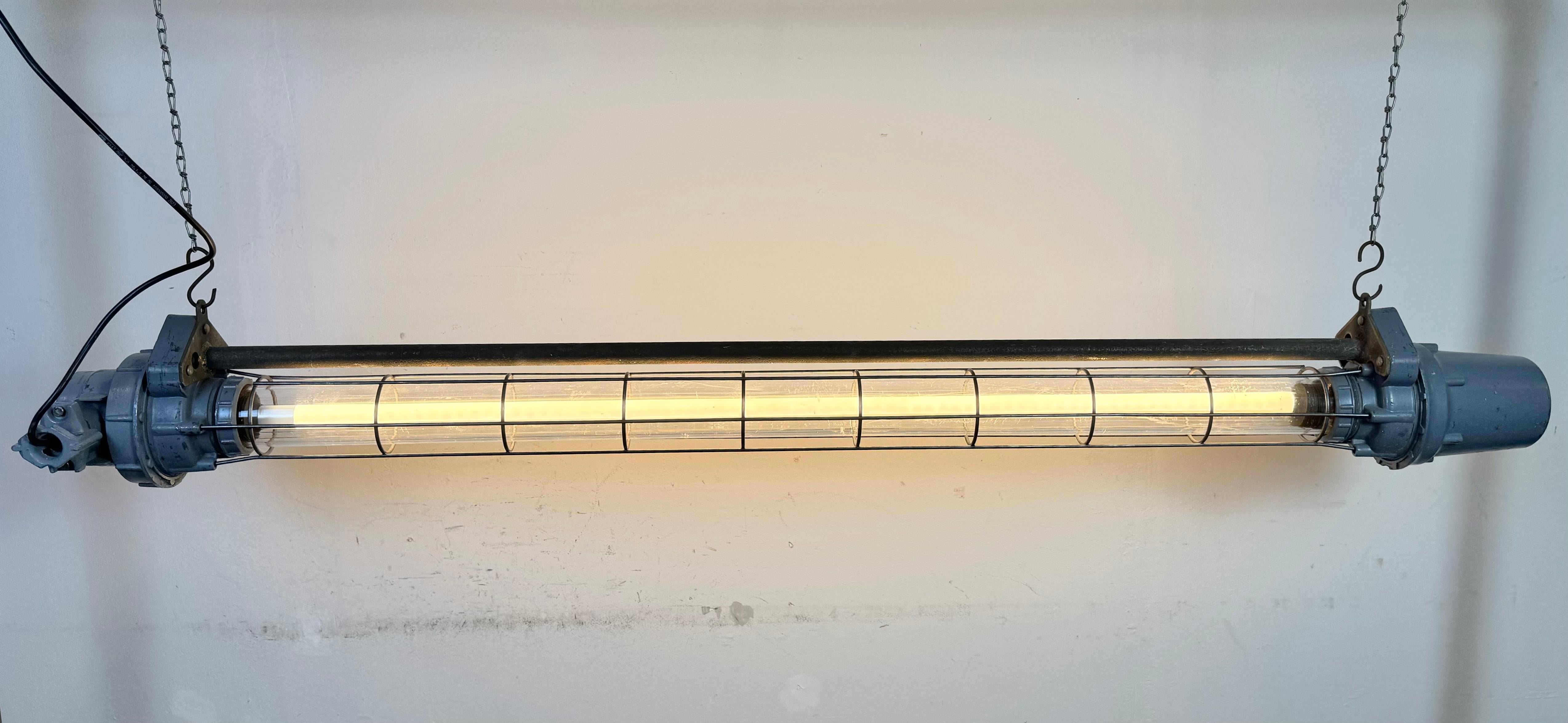 Gran tubo de luz colgante industrial soviético gris, años 70 en venta 6