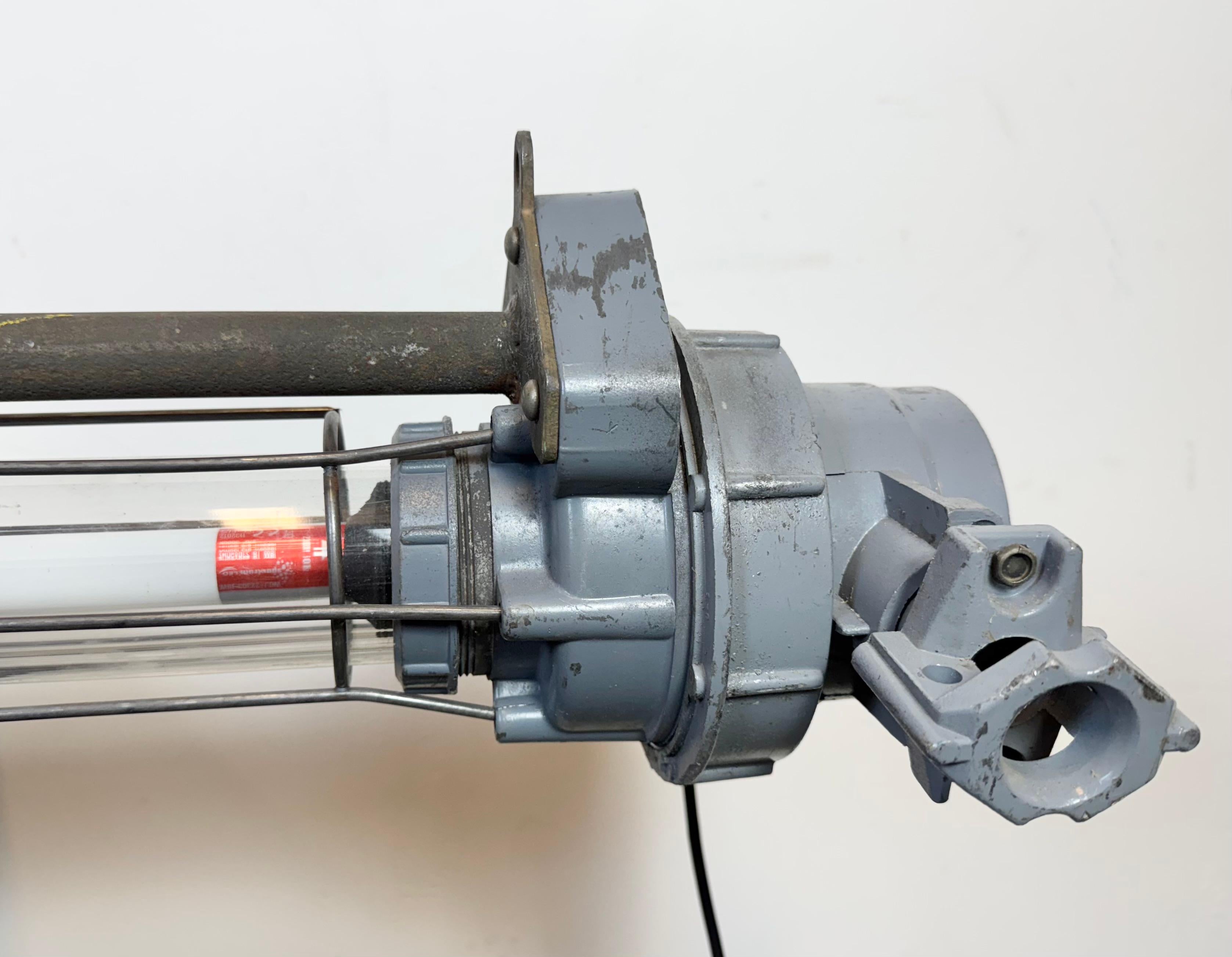 Gran tubo de luz colgante industrial soviético gris, años 70 en venta 7