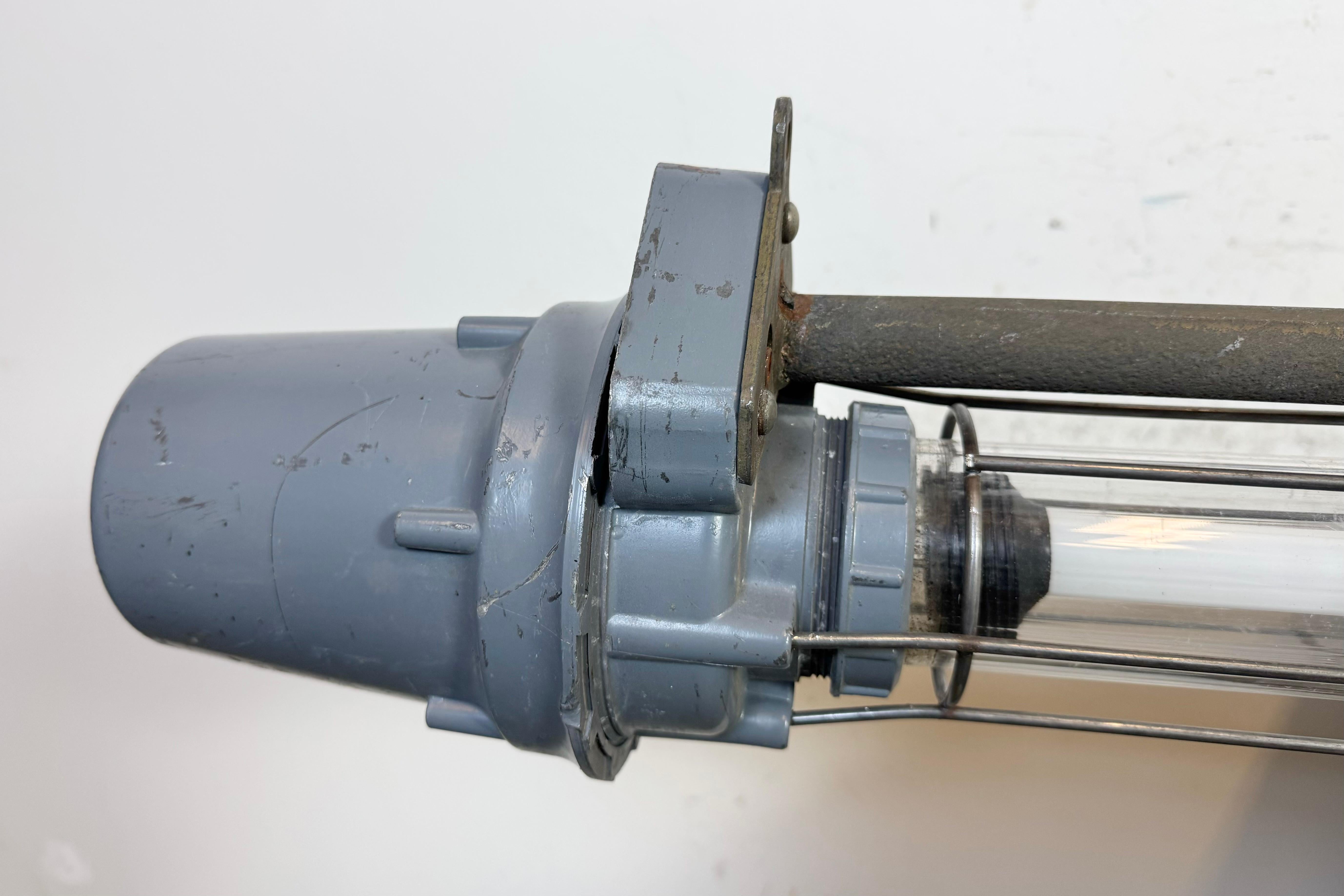 Gran tubo de luz colgante industrial soviético gris, años 70 en venta 8