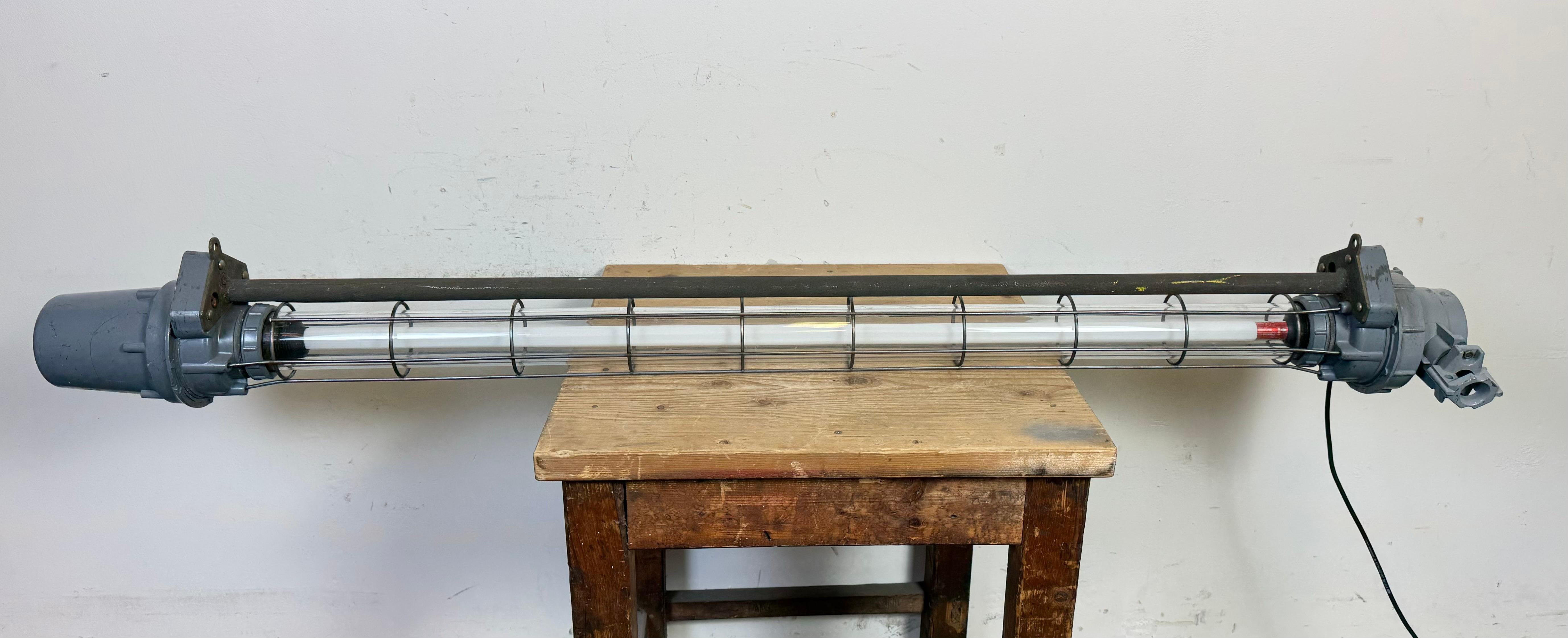 Gran tubo de luz colgante industrial soviético gris, años 70 en venta 9