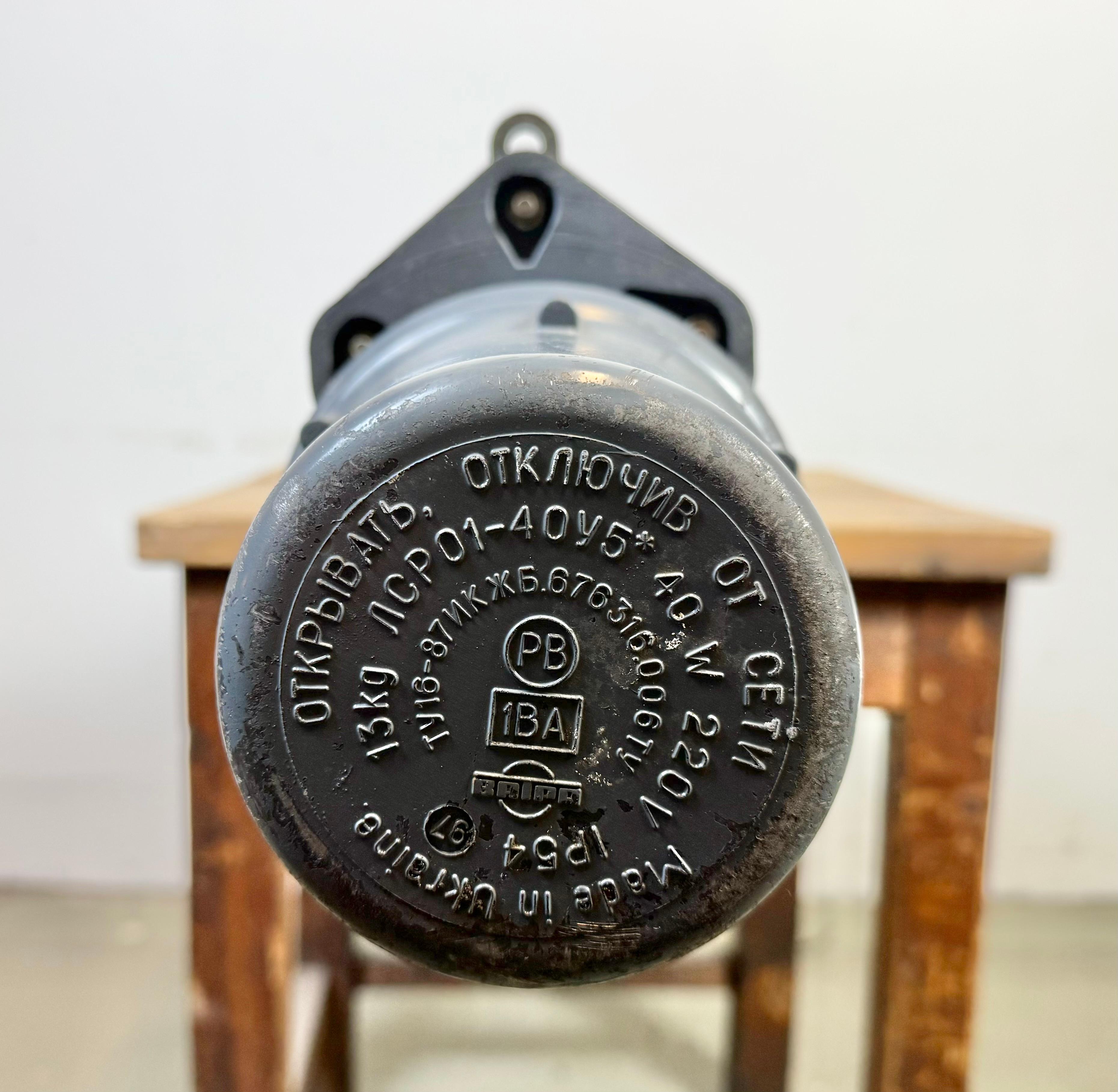 Gran tubo de luz colgante industrial soviético gris, años 70 en venta 10