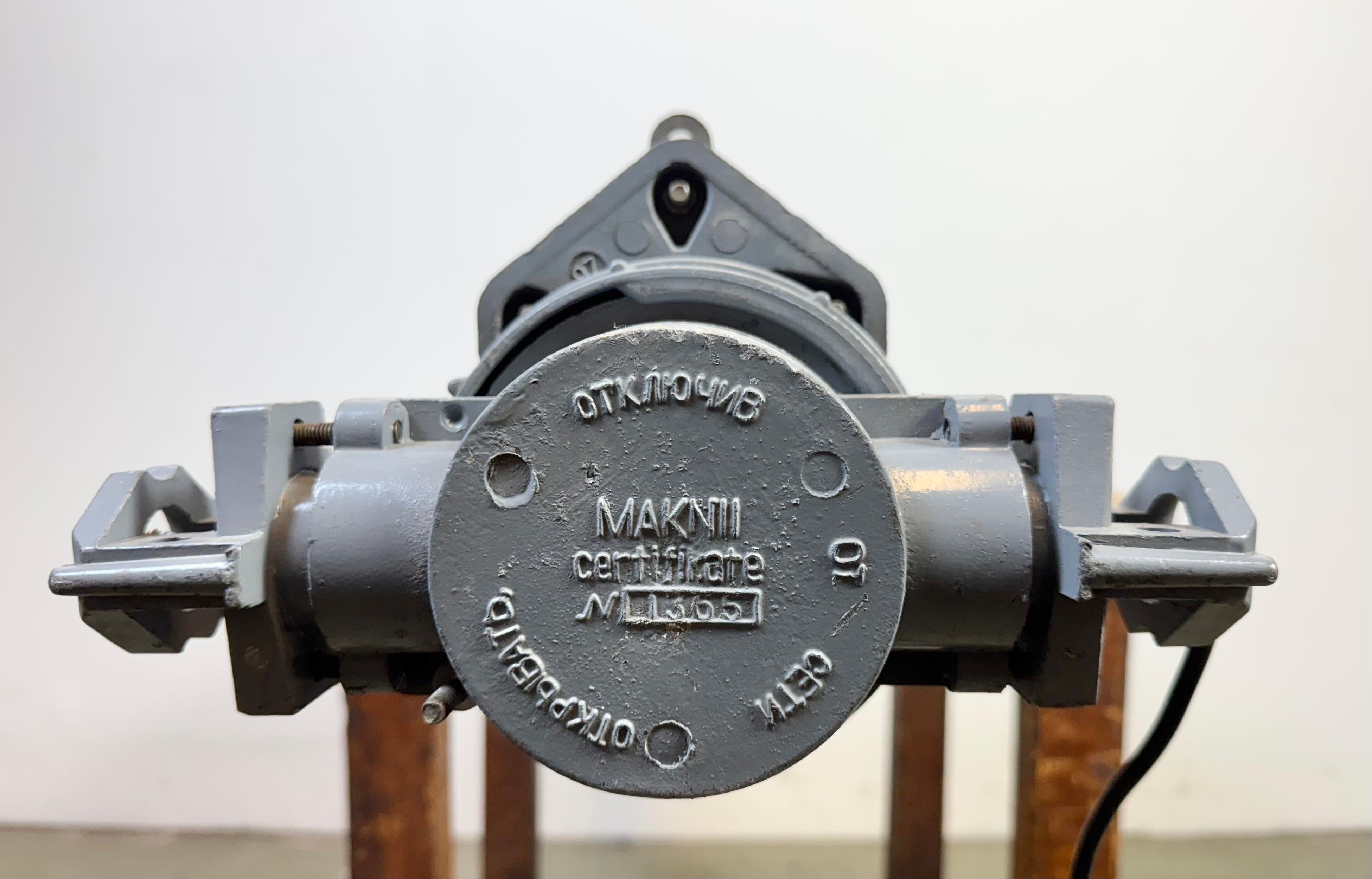 Gran tubo de luz colgante industrial soviético gris, años 70 en venta 11