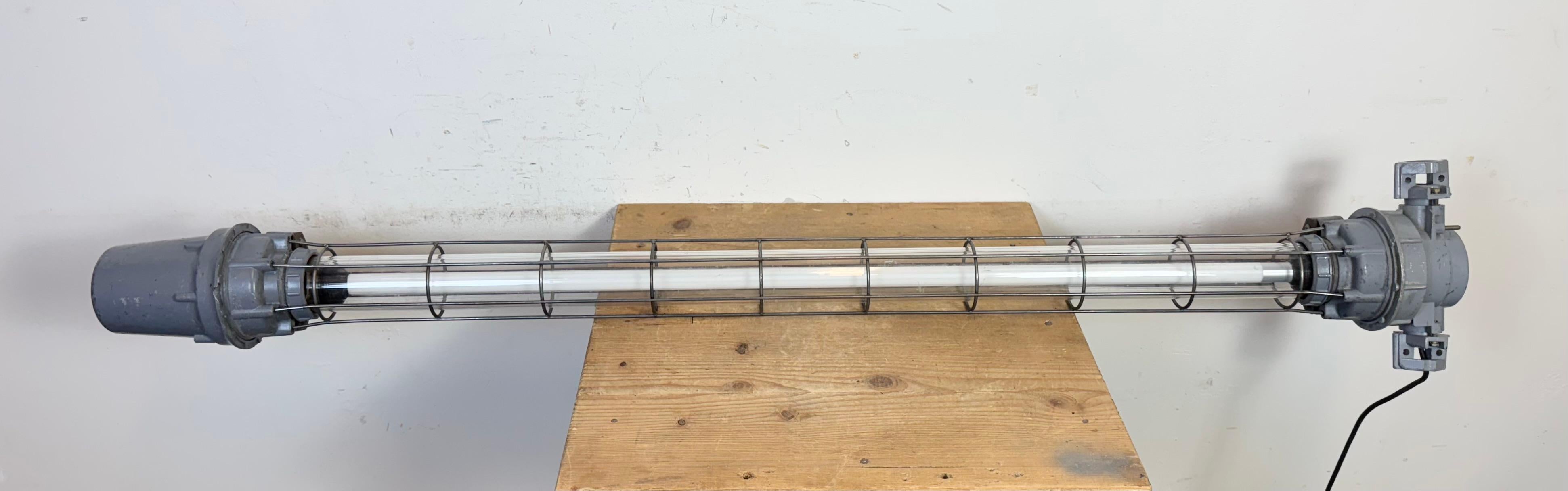 Gran tubo de luz colgante industrial soviético gris, años 70 en venta 12