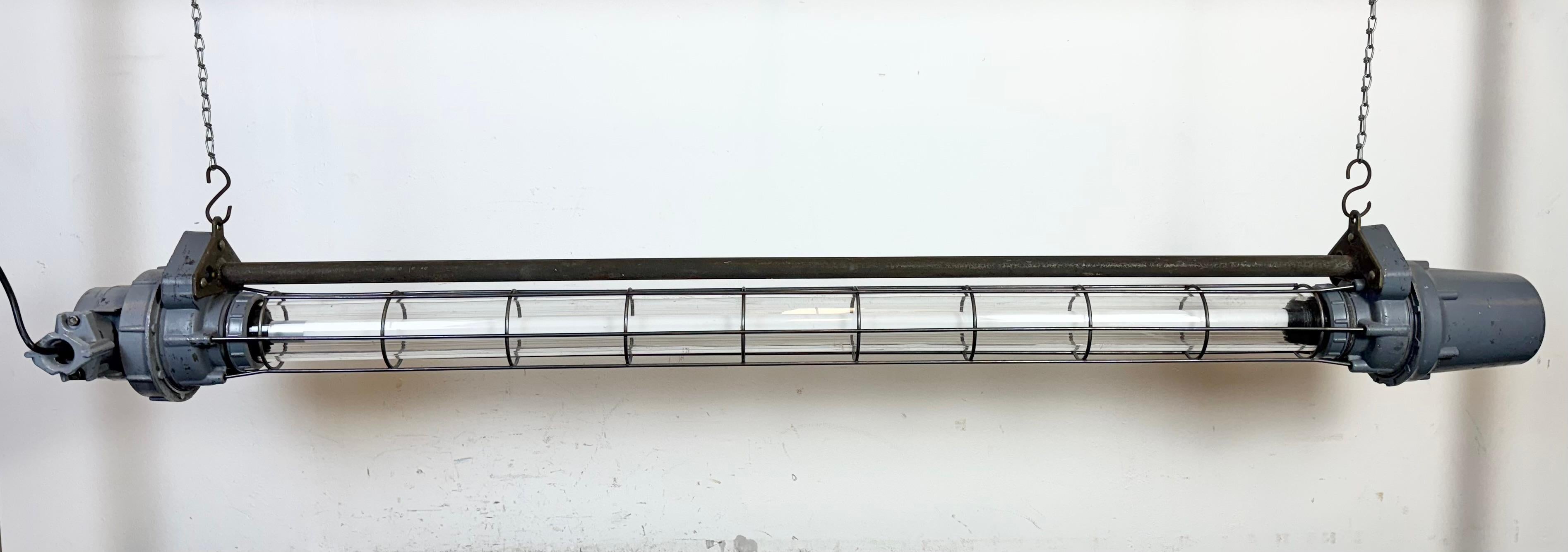 Gran tubo de luz colgante industrial soviético gris, años 70 Industrial en venta