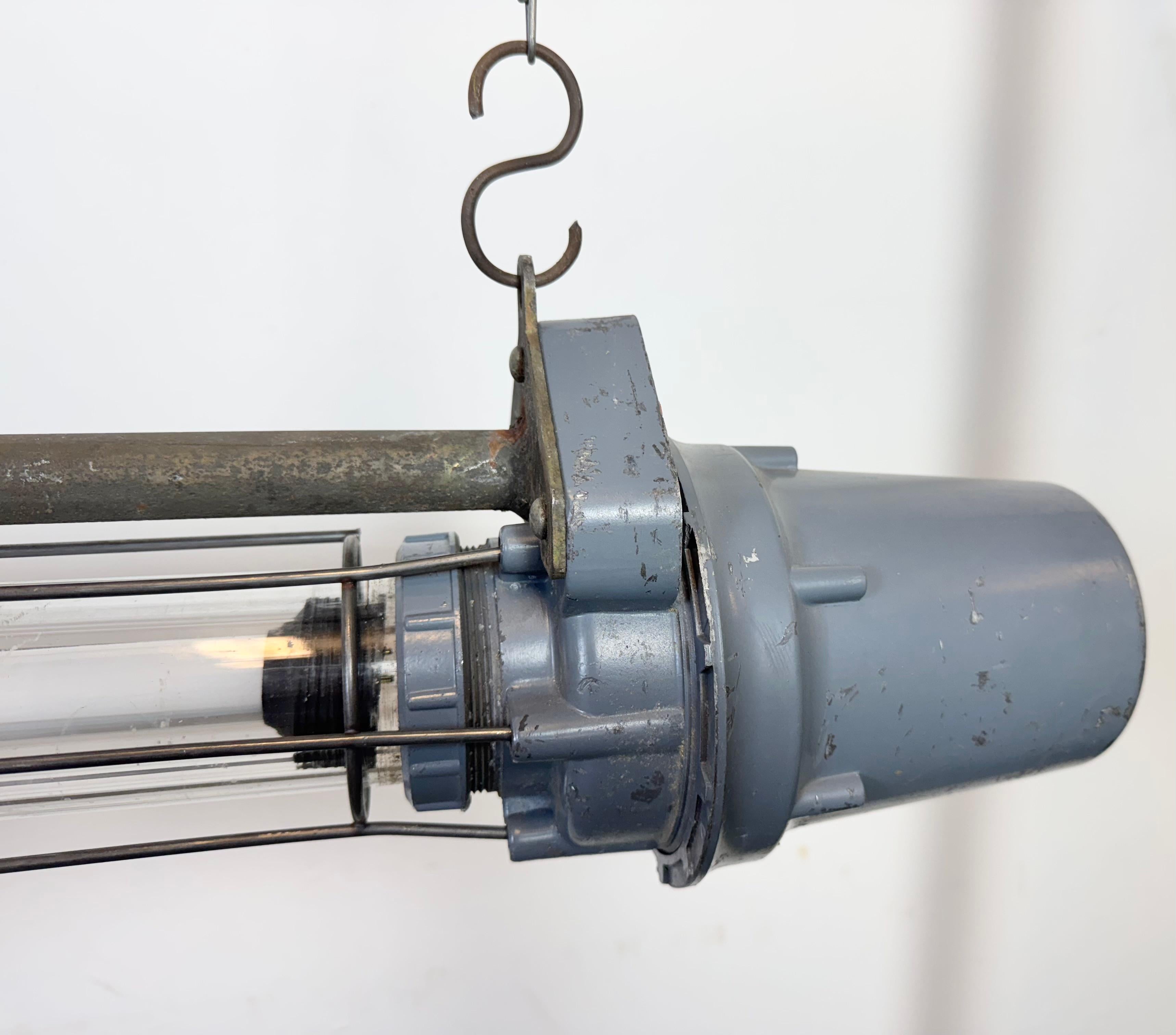 Gran tubo de luz colgante industrial soviético gris, años 70 Ucraniano en venta