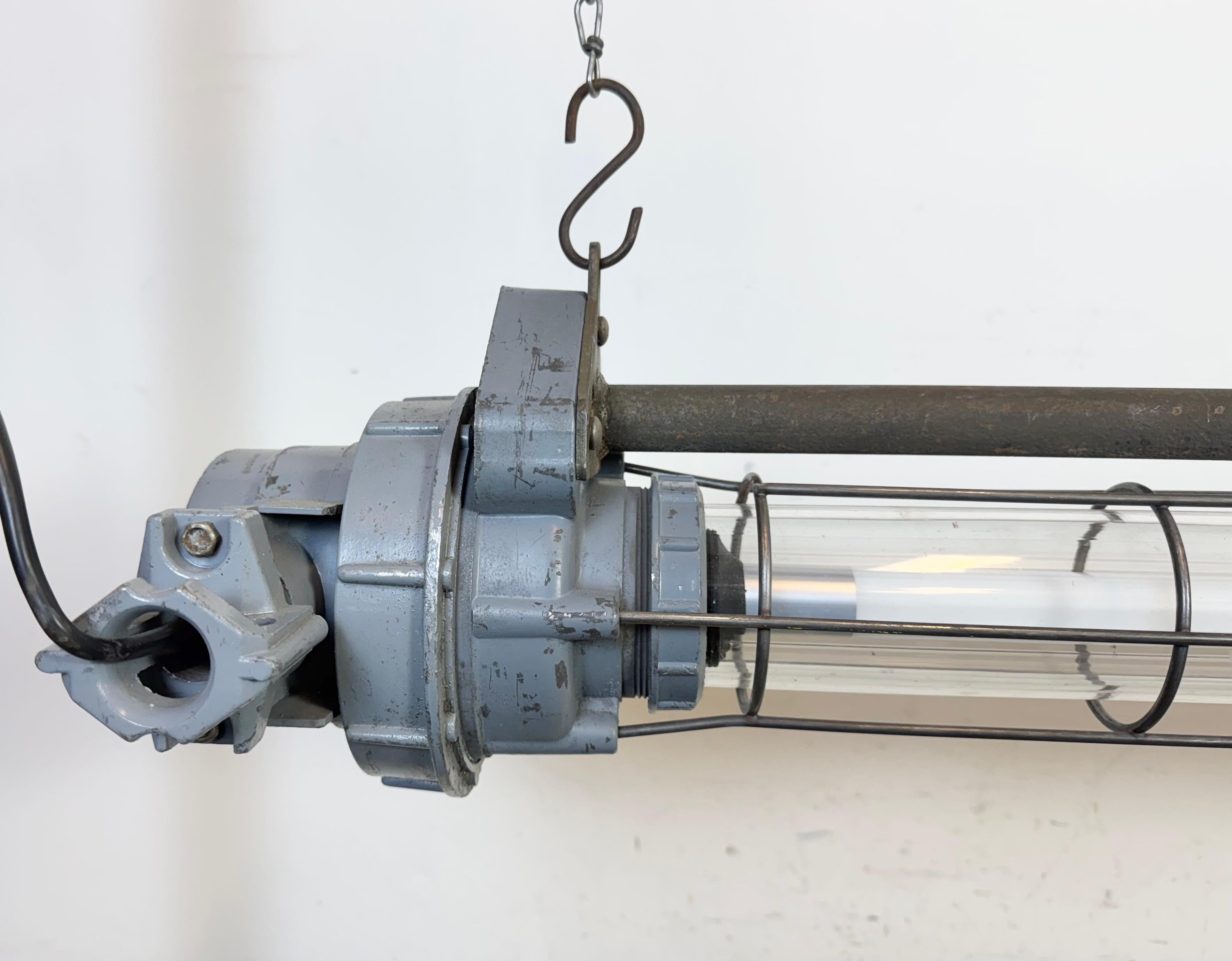 Gran tubo de luz colgante industrial soviético gris, años 70 en Bueno estado para la venta en Kojetice, CZ