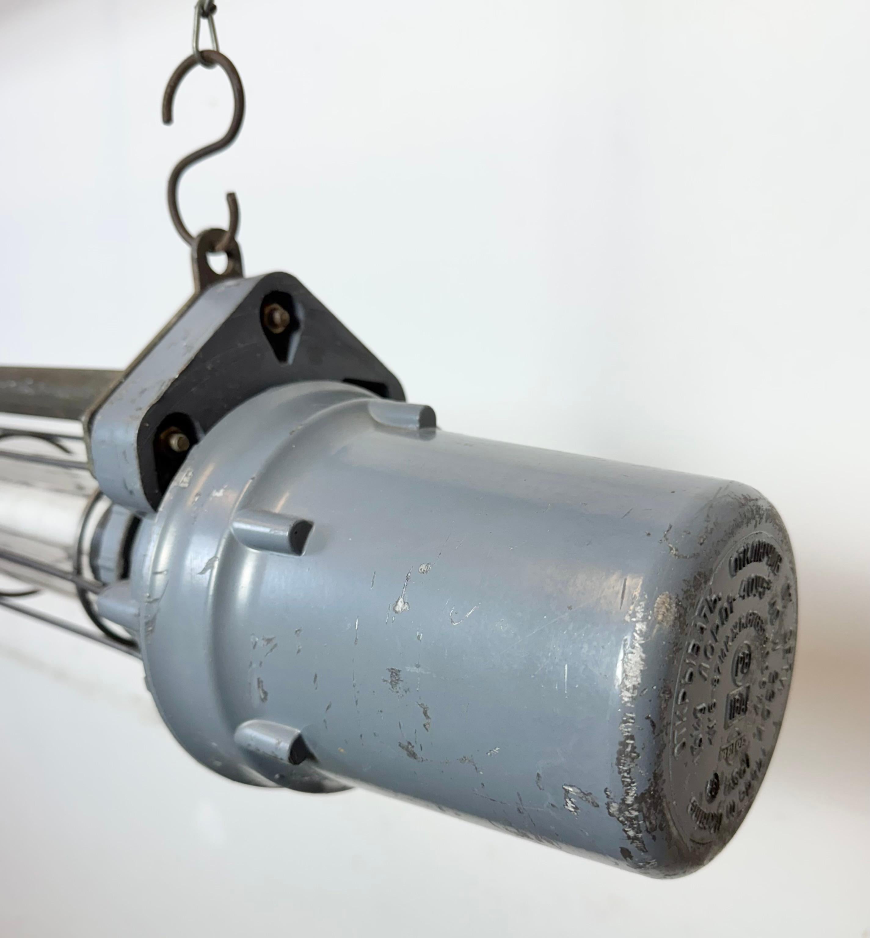 Gran tubo de luz colgante industrial soviético gris, años 70 Aluminio en venta