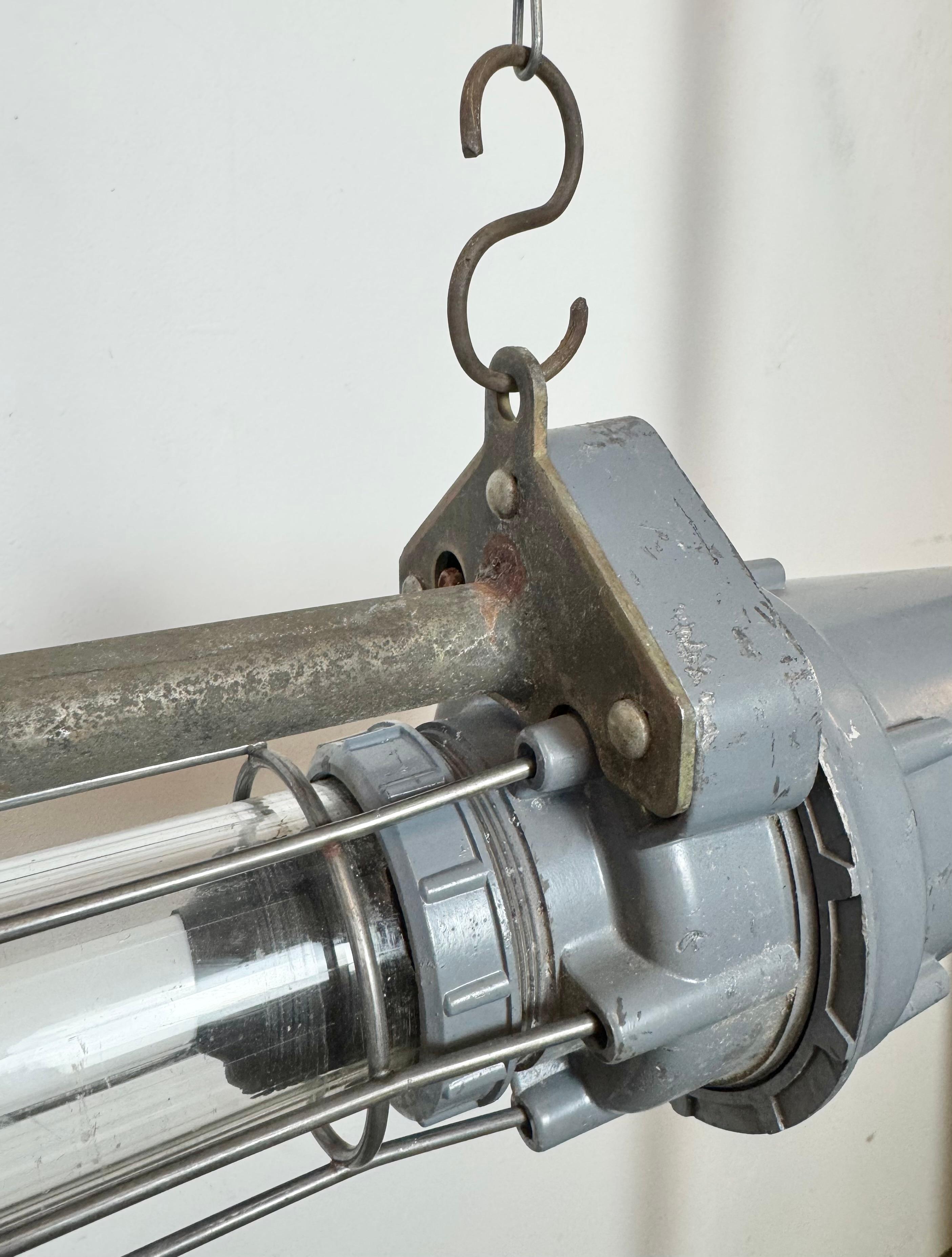 Gran tubo de luz colgante industrial soviético gris, años 70 en venta 1