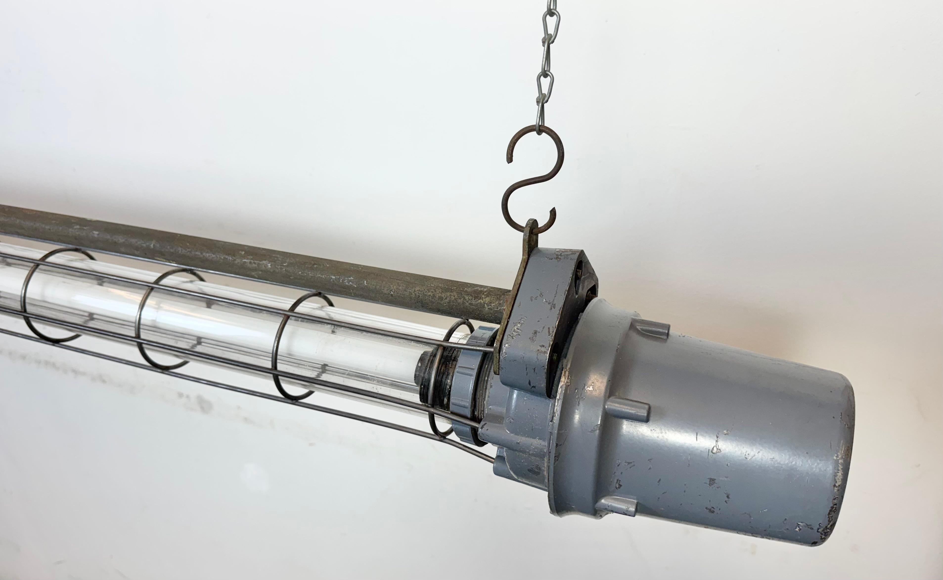 Gran tubo de luz colgante industrial soviético gris, años 70 en venta 2