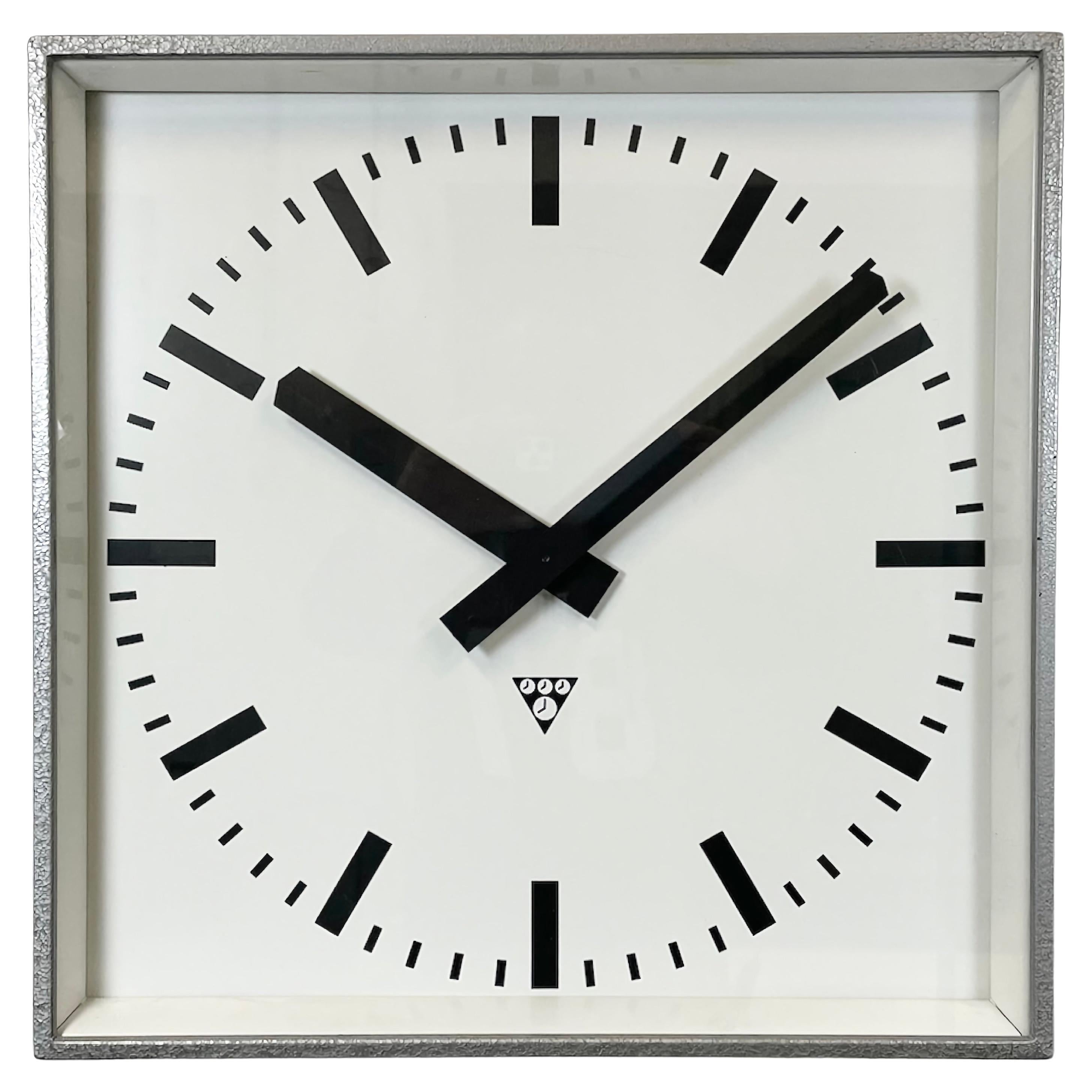 Gran reloj de pared cuadrado gris de Pragotron, años 70