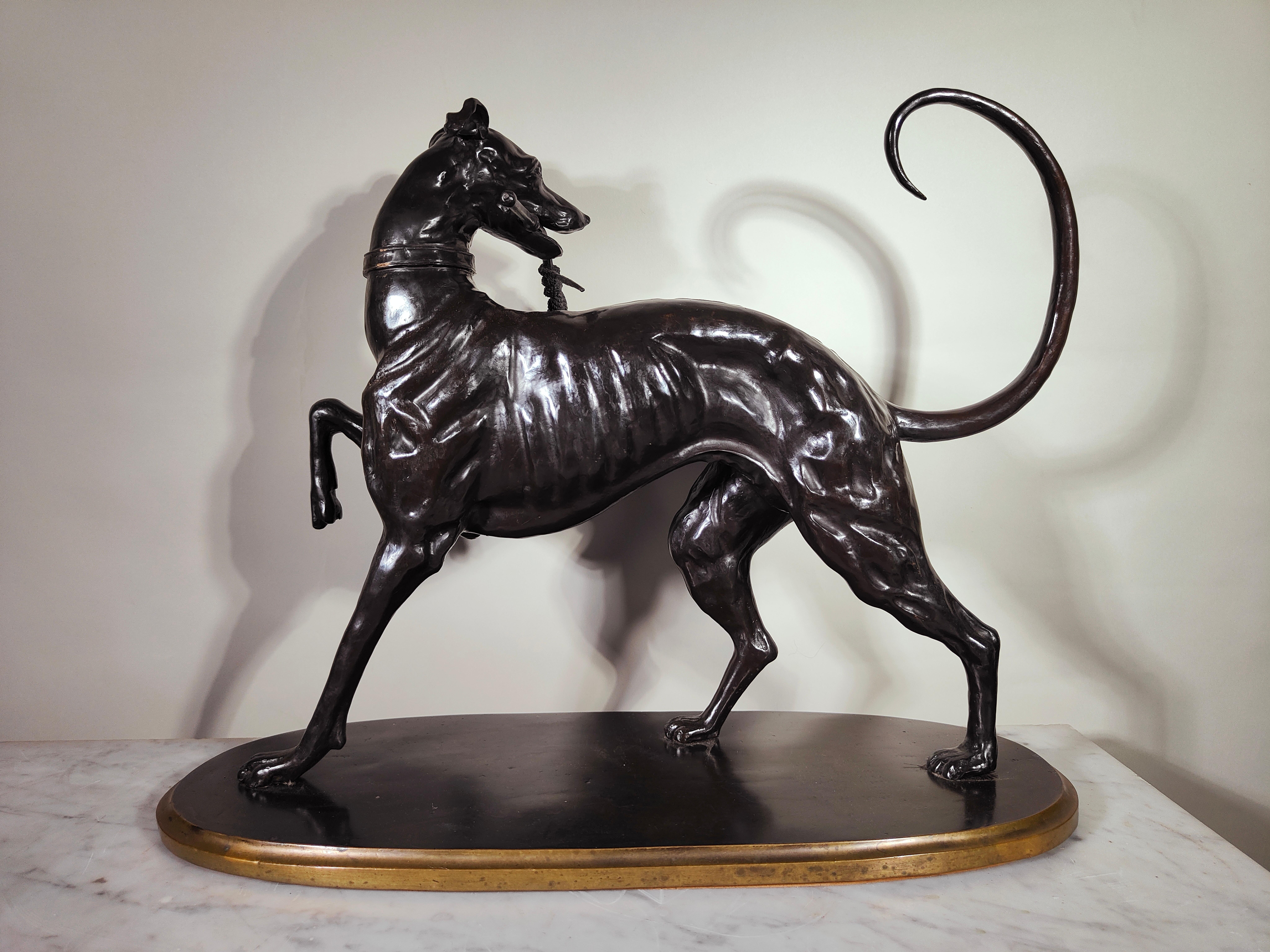Grand chien lévrier en bronze massif de la période Art déco en vente 2