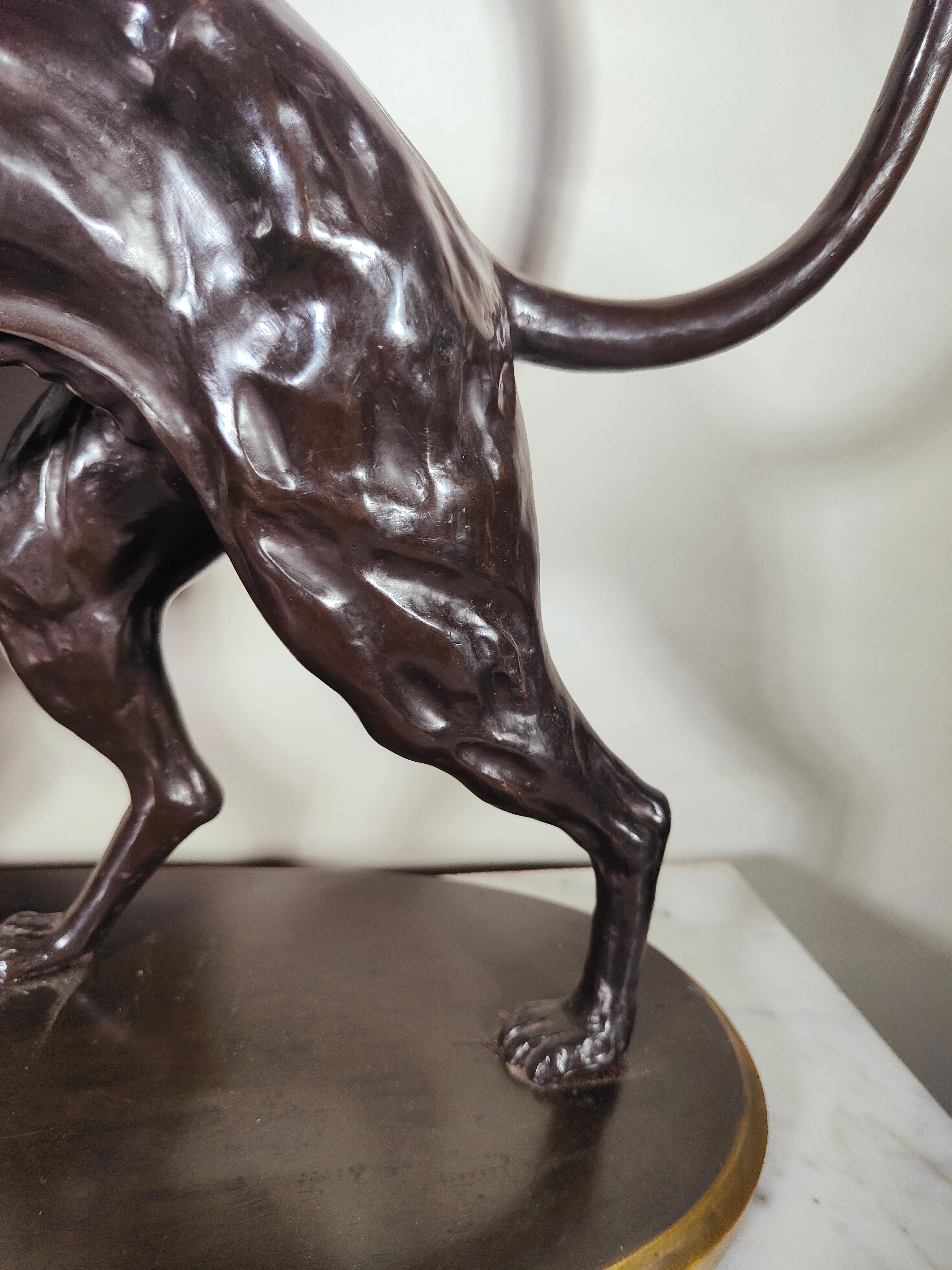 Grand chien lévrier en bronze massif de la période Art déco en vente 3