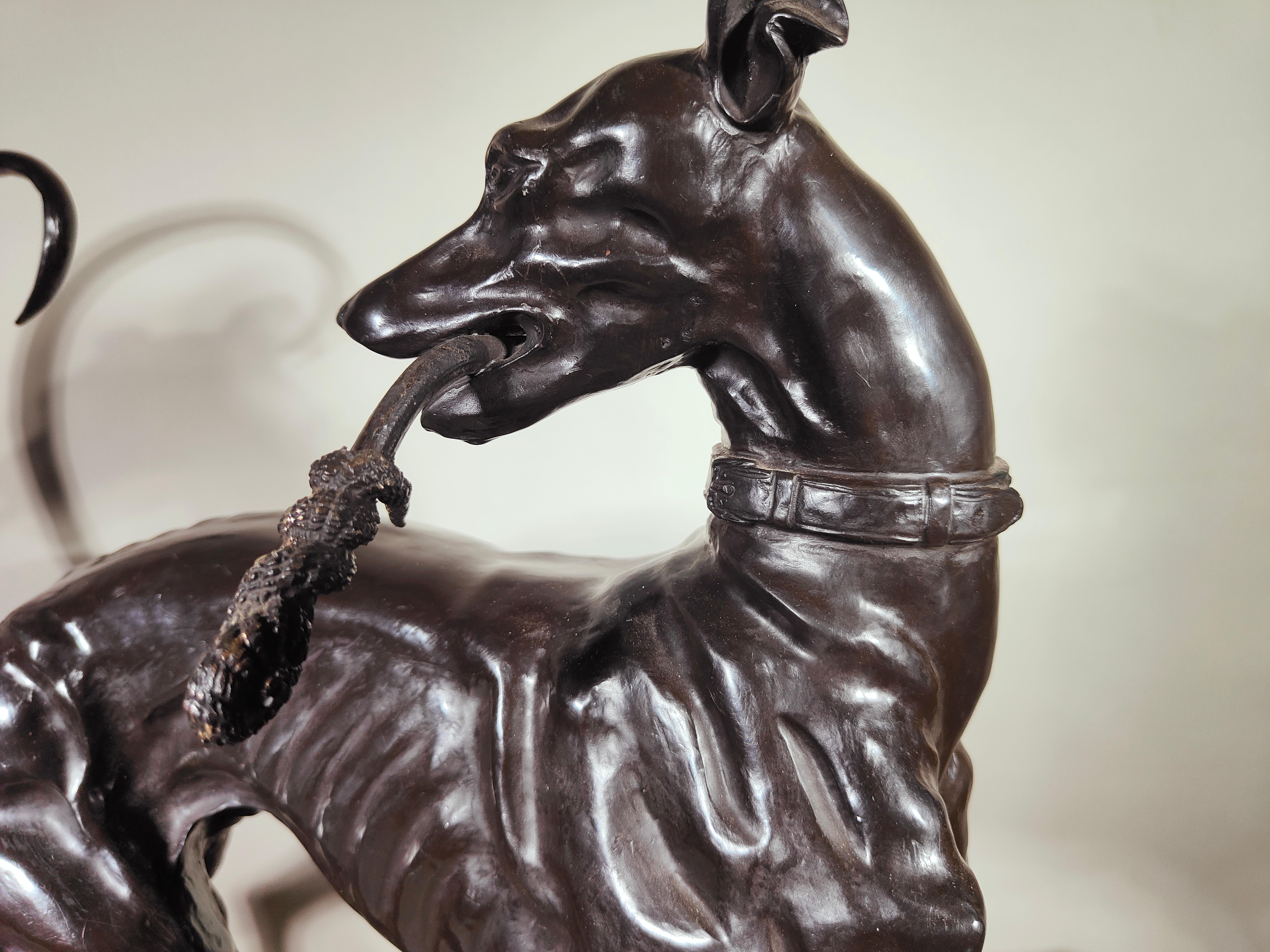 Grand chien lévrier en bronze massif de la période Art déco en vente 1