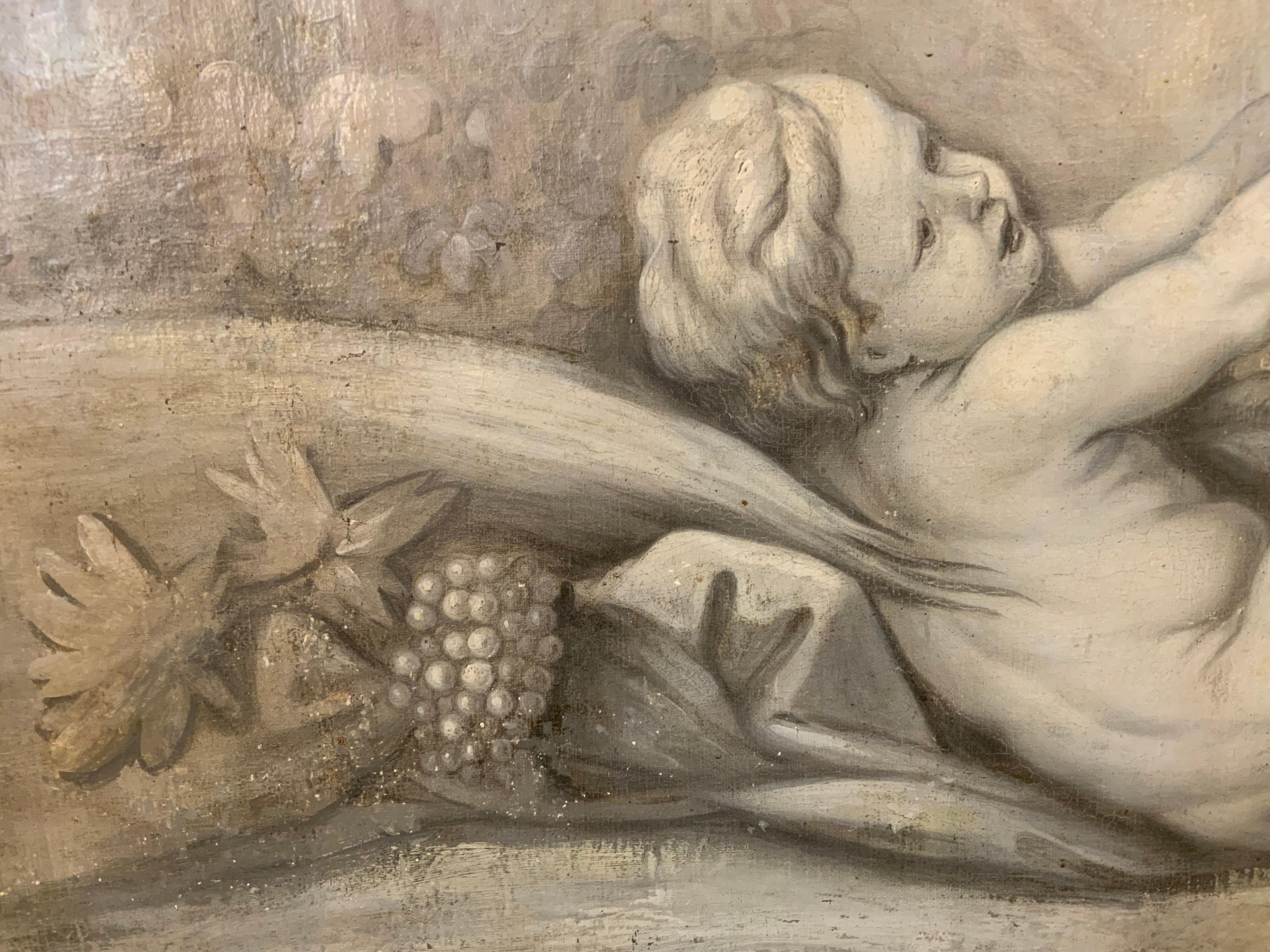 Gran cuadro grisalle de querubines en marco pintado de gris Francés en venta