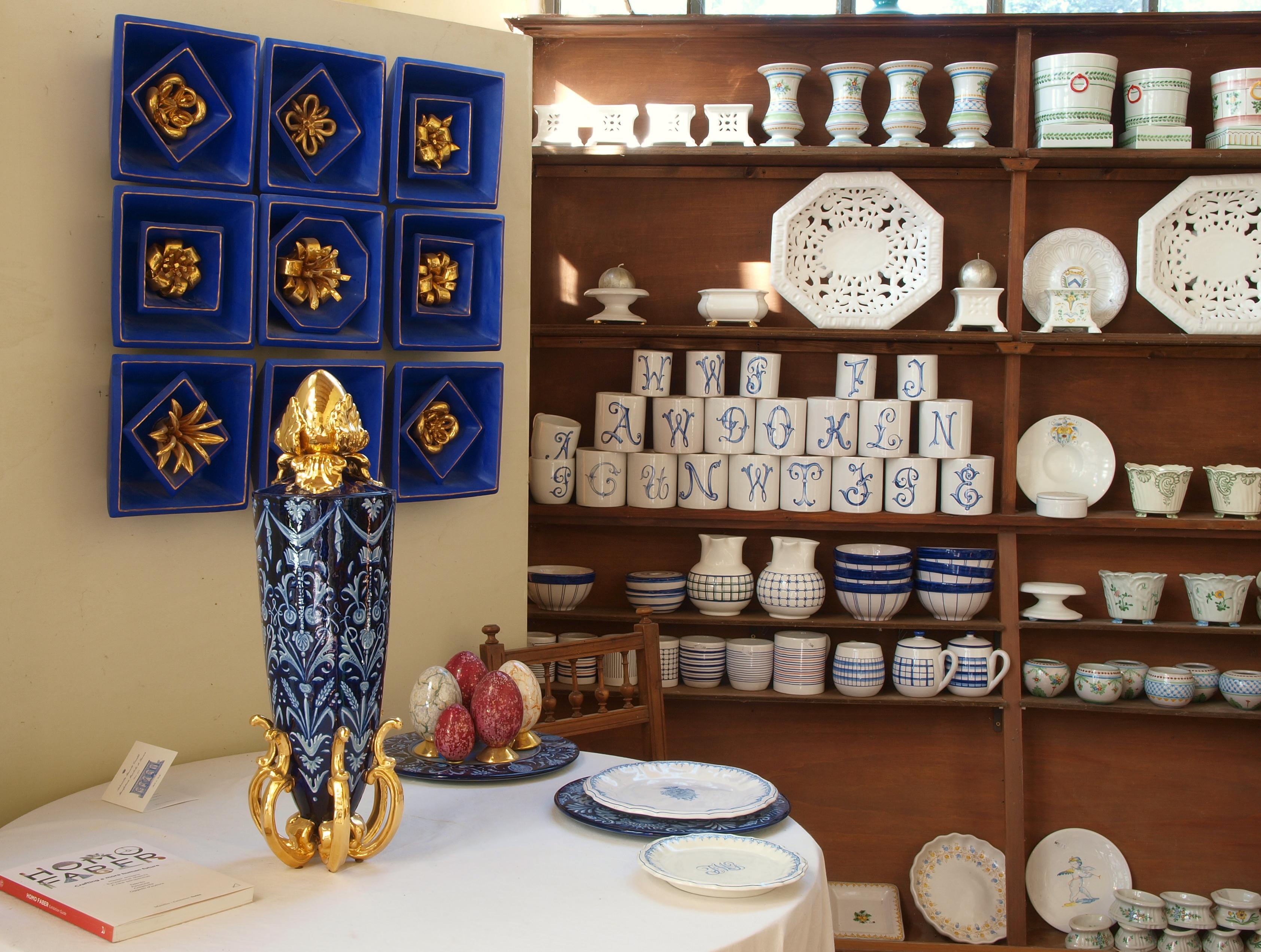  Große große Groteske Vase aus Keramik, handbemalt, glasiert, Majolika und Gold, zeitgenössisch im Zustand „Neu“ im Angebot in London, GB
