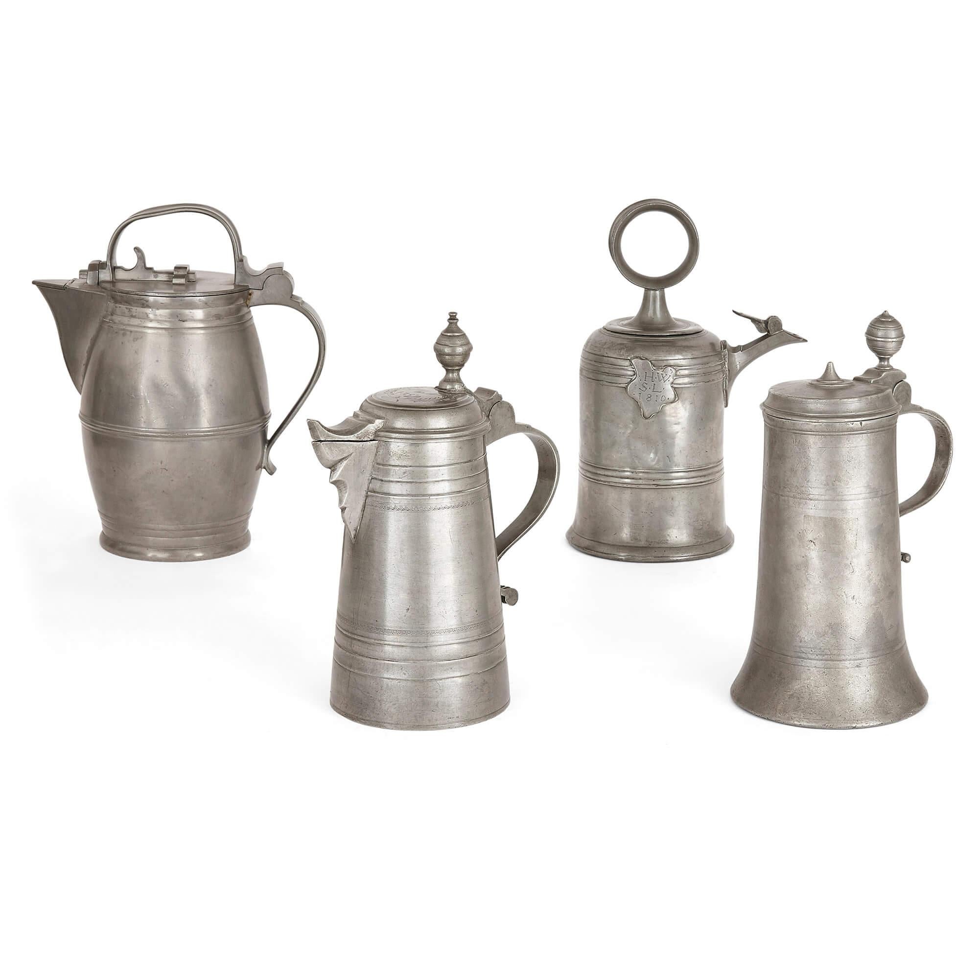 Gran grupo de tazas, jarras y cántaros antiguos alemanes de peltre Alemán en venta