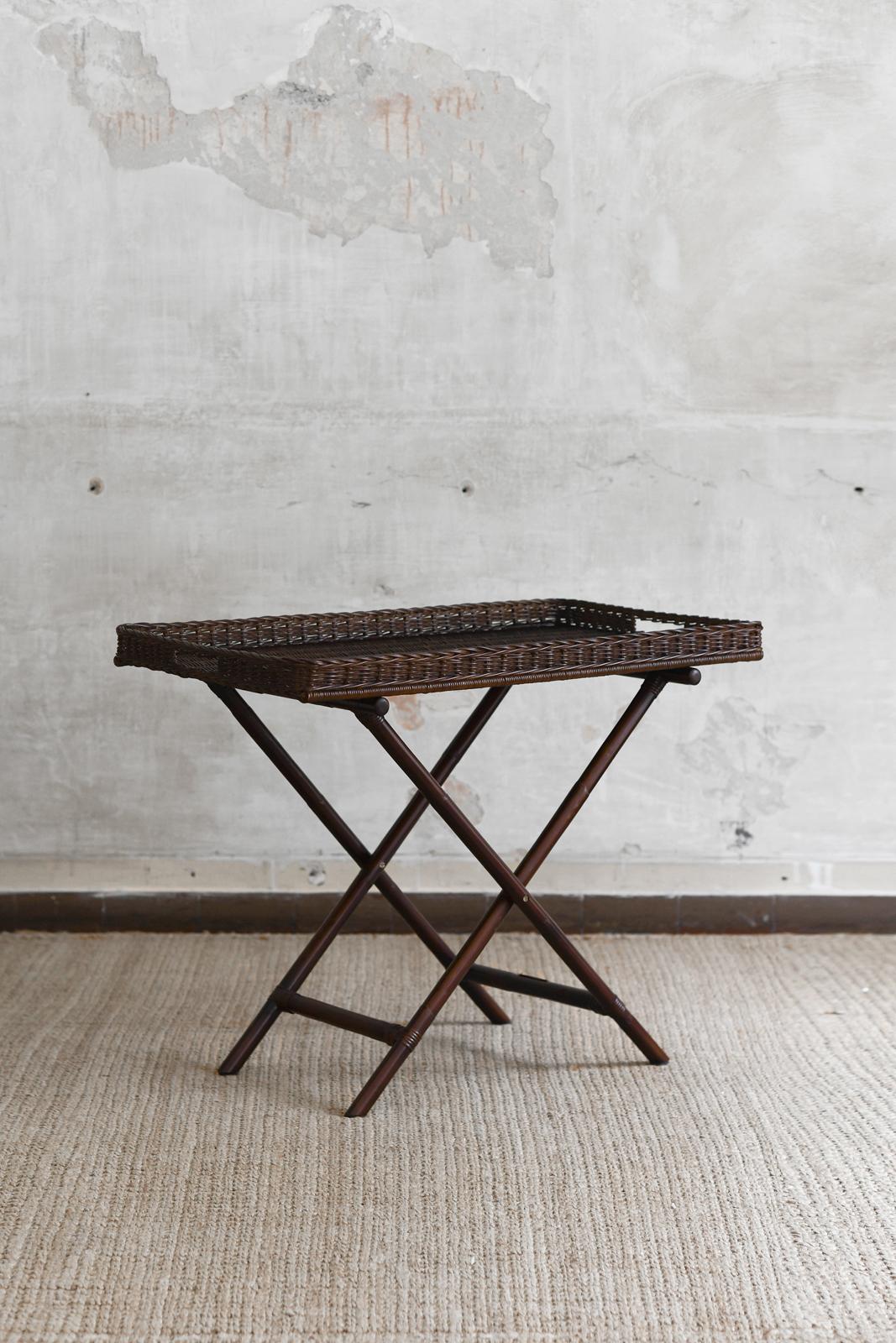 Gueridon grande in rattan color nocciola - Edizioni Molto
Dettagli del prodotto
Il vassoio è intrecciato a mano con maniglie e gambe pieghevoli in rattan, con supporti in pelle marrone scuro.
Prodotto in Italia.
Un pezzo unico disponibile
