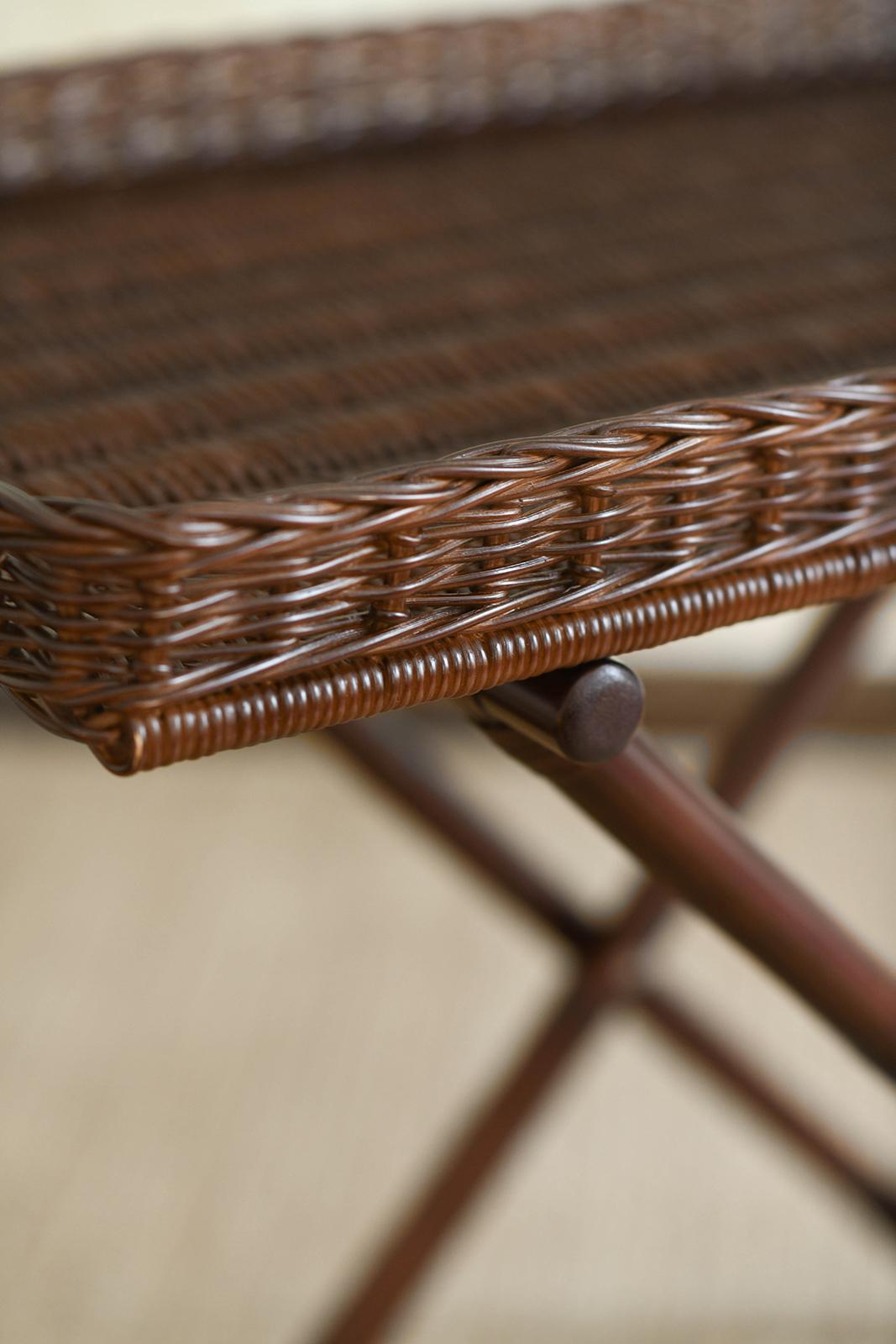 XXI secolo e contemporaneo Gueridon grande in rattan color nocciola - Edizioni Molto in vendita
