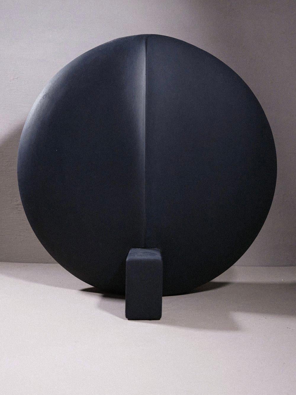 Die Guggenheim Vase ist eine wunderschöne, schwarze, architektonische Vase, die von 101 Copenhagen entworfen und in Dänemark handgefertigt wurde.

Aufgrund der handgefertigten, matten Oberfläche ist diese Vase nicht zur Aufnahme von Wasser geeignet.