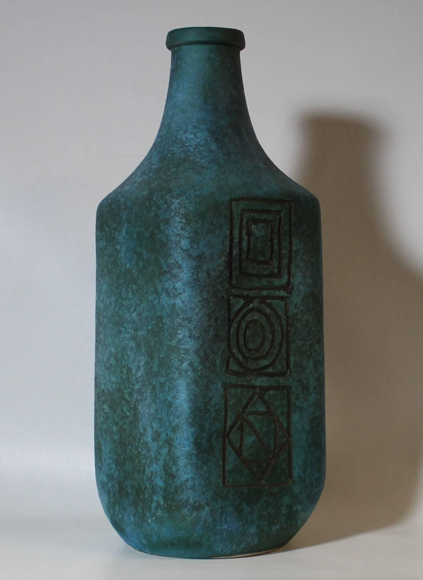 Large Italian Mid-Century Modern Sgrafitto pottery vase attributed to Guido Gambone. It features a turquoise body with geometric symbols.