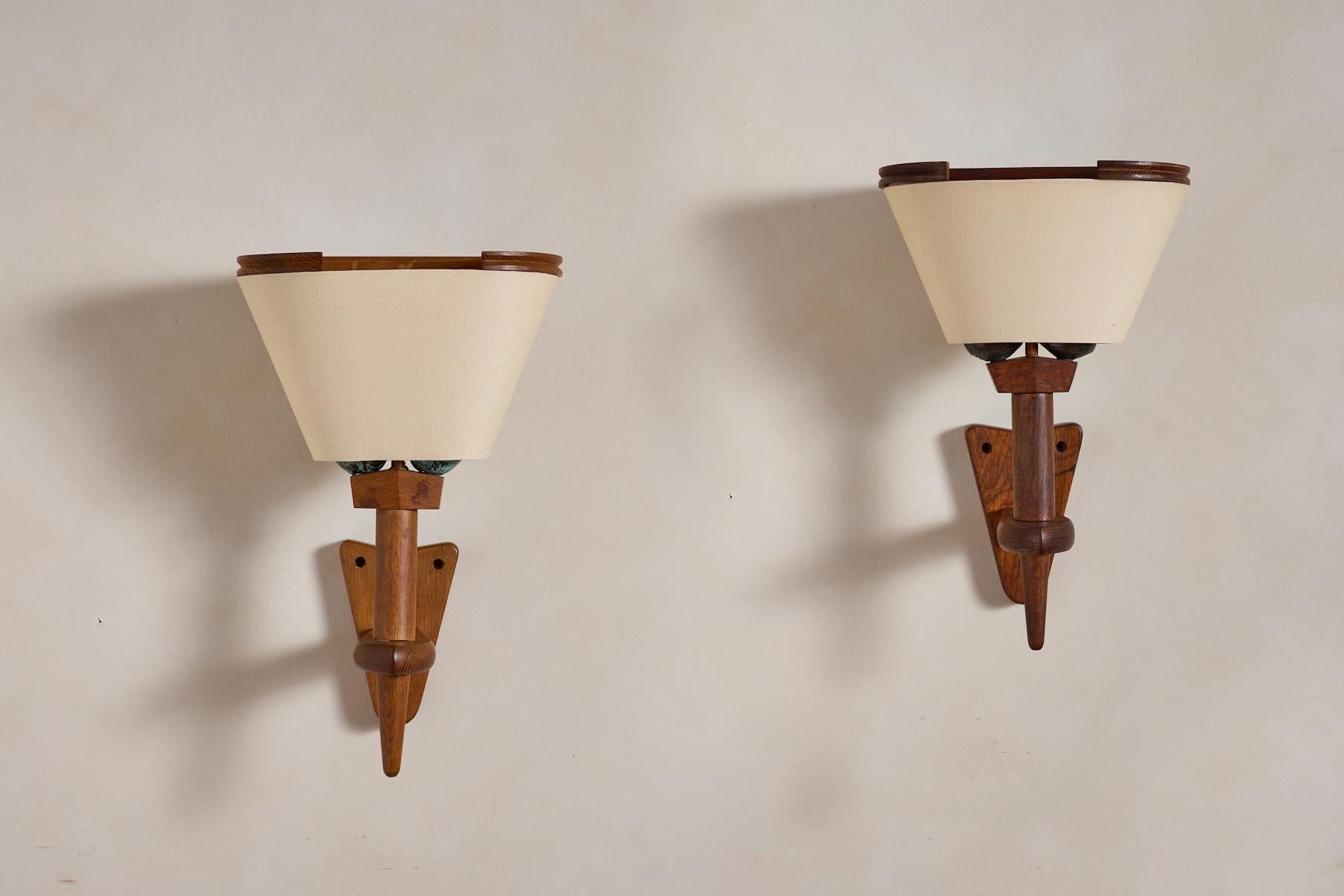 Applique a torcia di grandi dimensioni di Guillerme et Chambron - Francia, circa anni '40

Telaio in Oak con prese in ceramica - 1 coppia in ceramica nera / 1 coppia in ceramica turchese 

Impressionante nel design e nella scala! 

Nuovo paralume in
