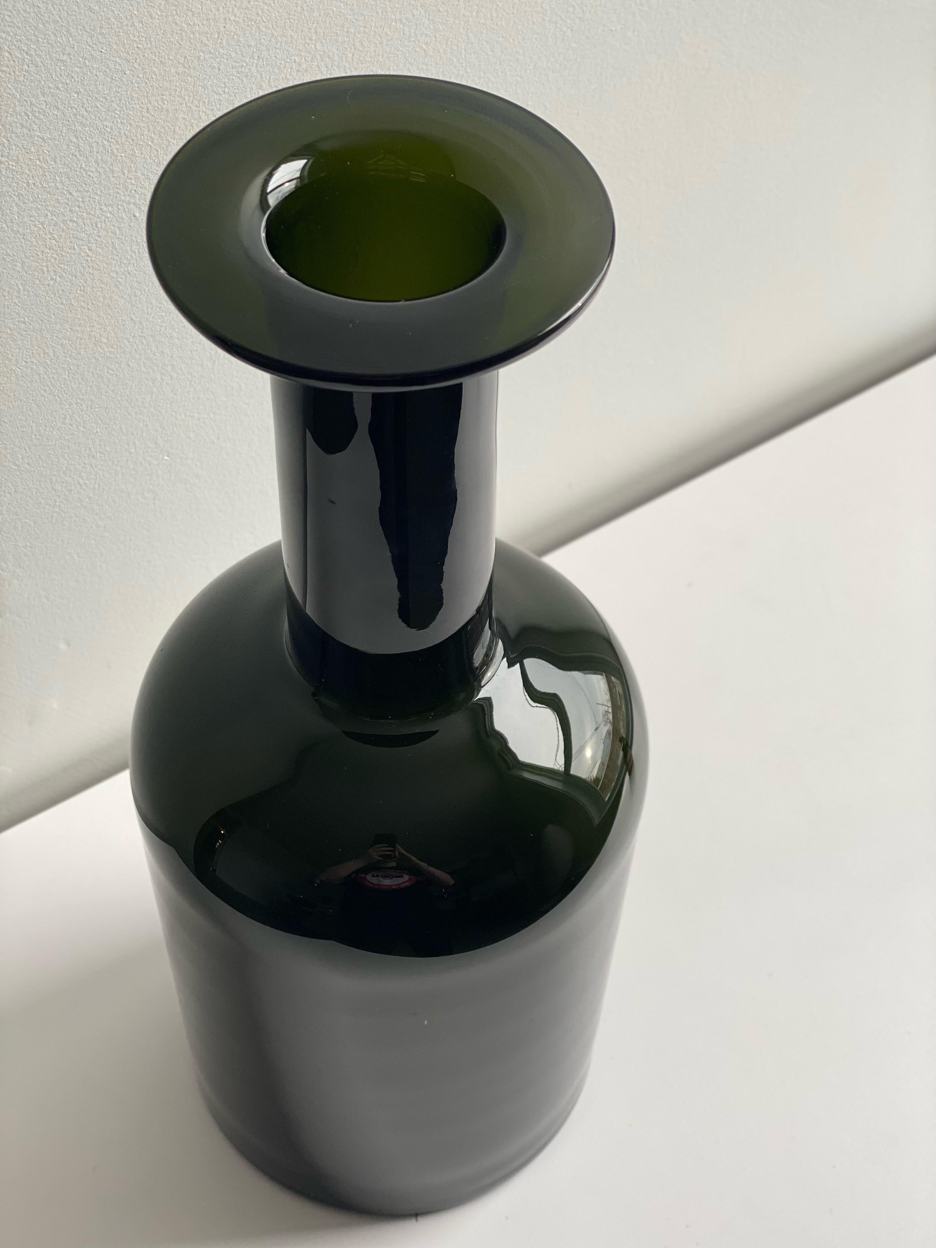 Größte Gulvase von Otto Brauer für Holmegaard, dunkelgrünes mundgeblasenes Glas. In gutem Vintage-Zustand mit einigen kleinen Flecken. 