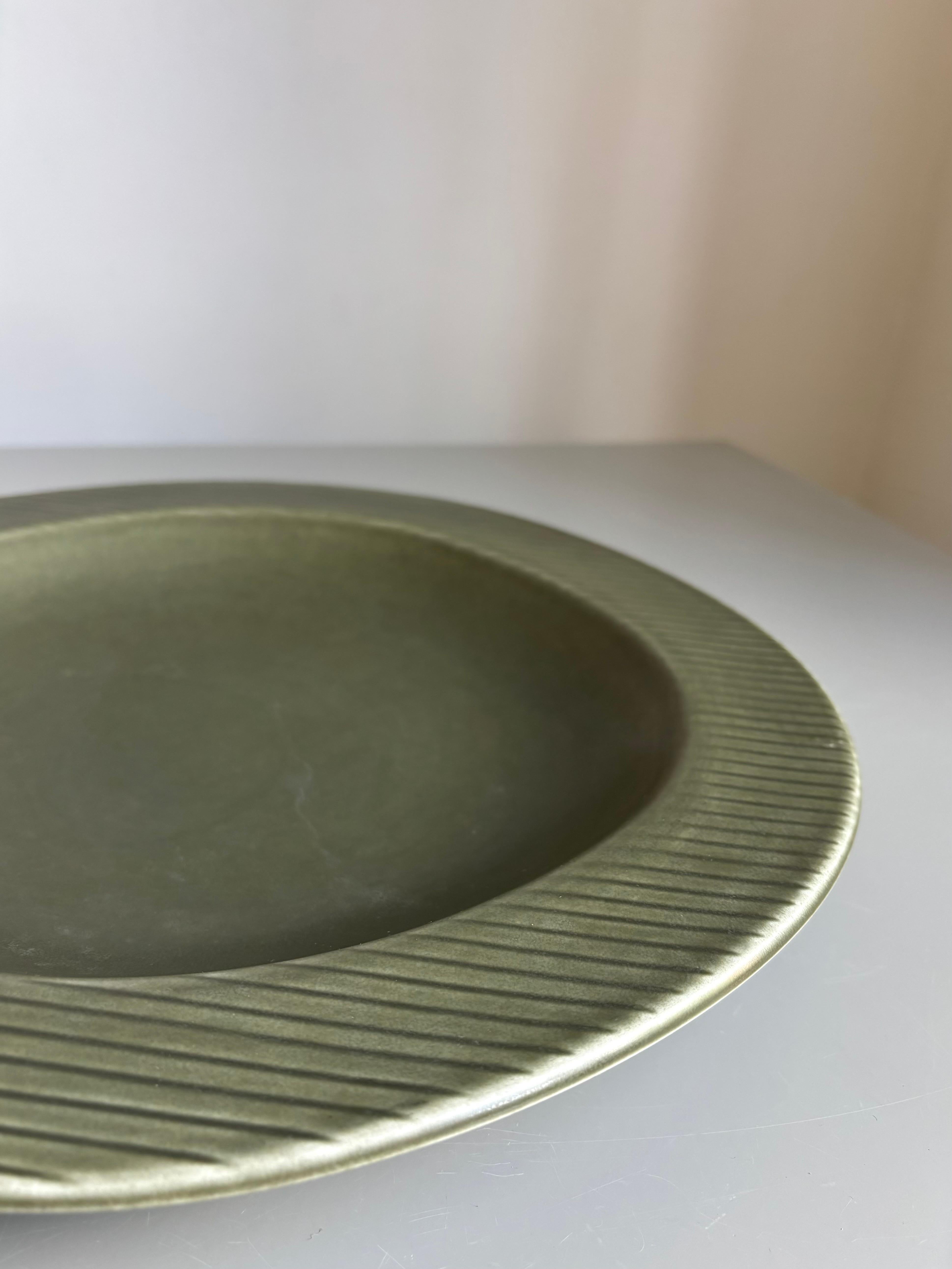 Large Gunnar Nylund Sage Green Stoneware Plate, Sweden, 1960s In Good Condition For Sale In Copenhagen, DK