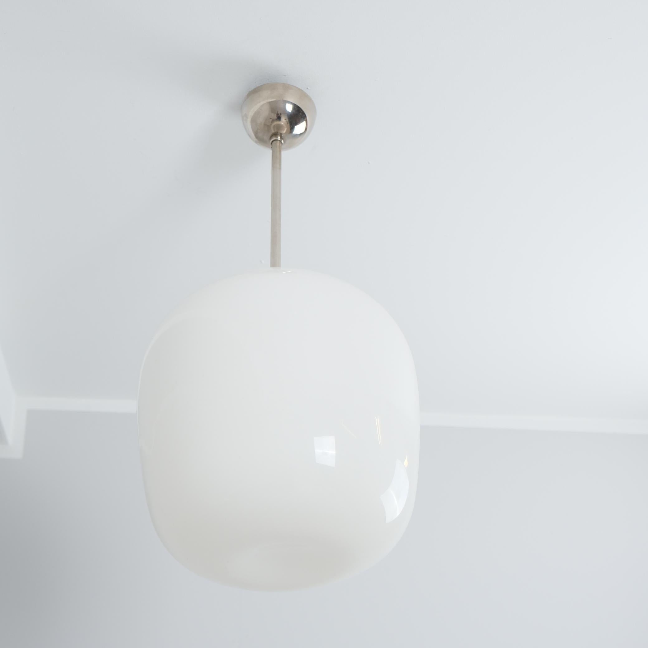 Grande suspension Gunnel Nyman 81003, laiton nickelé et verre opale blanc, Idman 1950s en vente 4