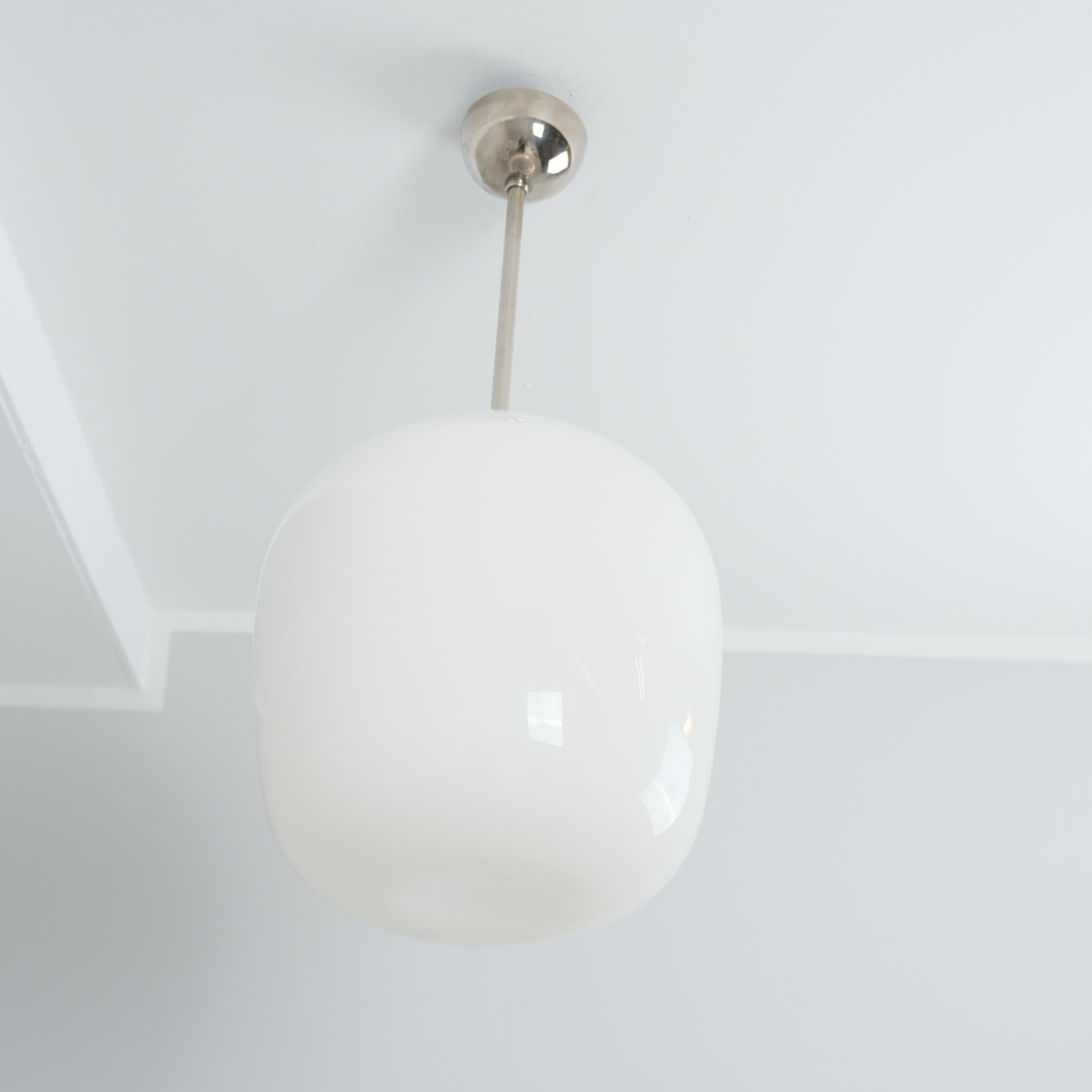 Une élégante suspension de plafond minimaliste modèle 1602 avec abat-jour en verre 81003, conçue par Gunnel Nyman et fabriquée par Idman en Finlande dans les années 1950. Ce design très minimal s'intègre facilement dans n'importe quel intérieur.