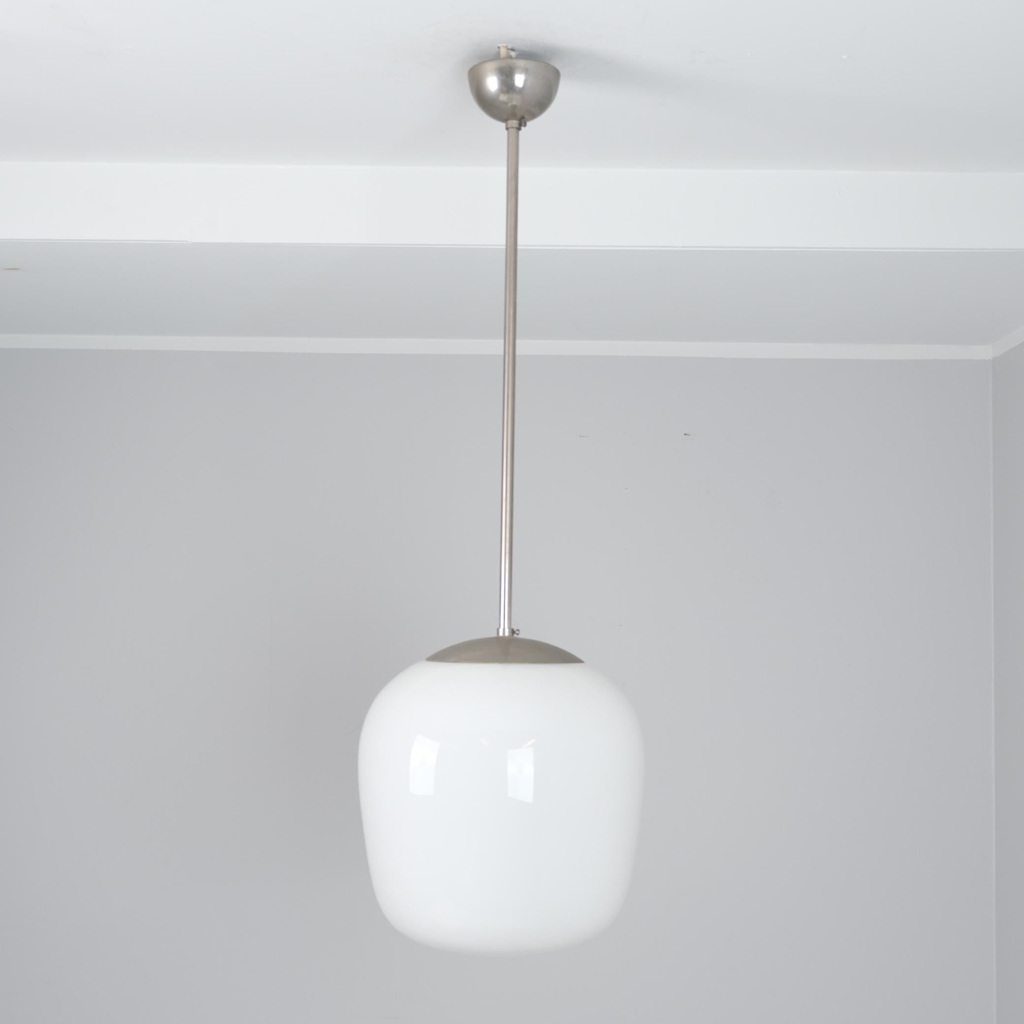 Eine elegante, minimalistische Deckenleuchte Modell 1602 mit Glasschirm 81003, entworfen von Gunnel Nyman und hergestellt von Idman in Finnland in den 1950er Jahren. Dieses sehr minimalistische Design passt in jede Einrichtung. Wie bei vielem