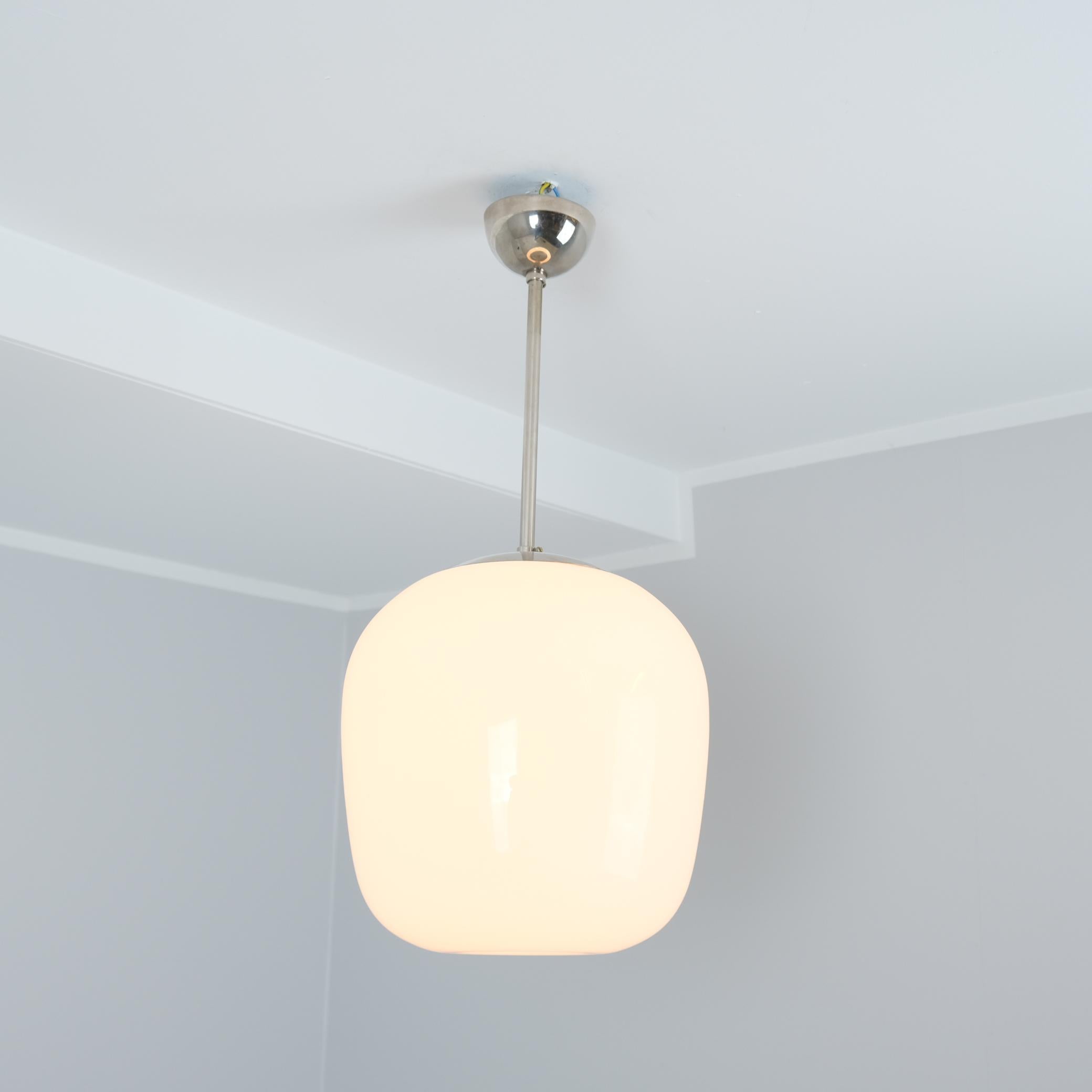Minimaliste Grande suspension Gunnel Nyman 81003, laiton nickelé et verre opale blanc, Idman 1950s en vente