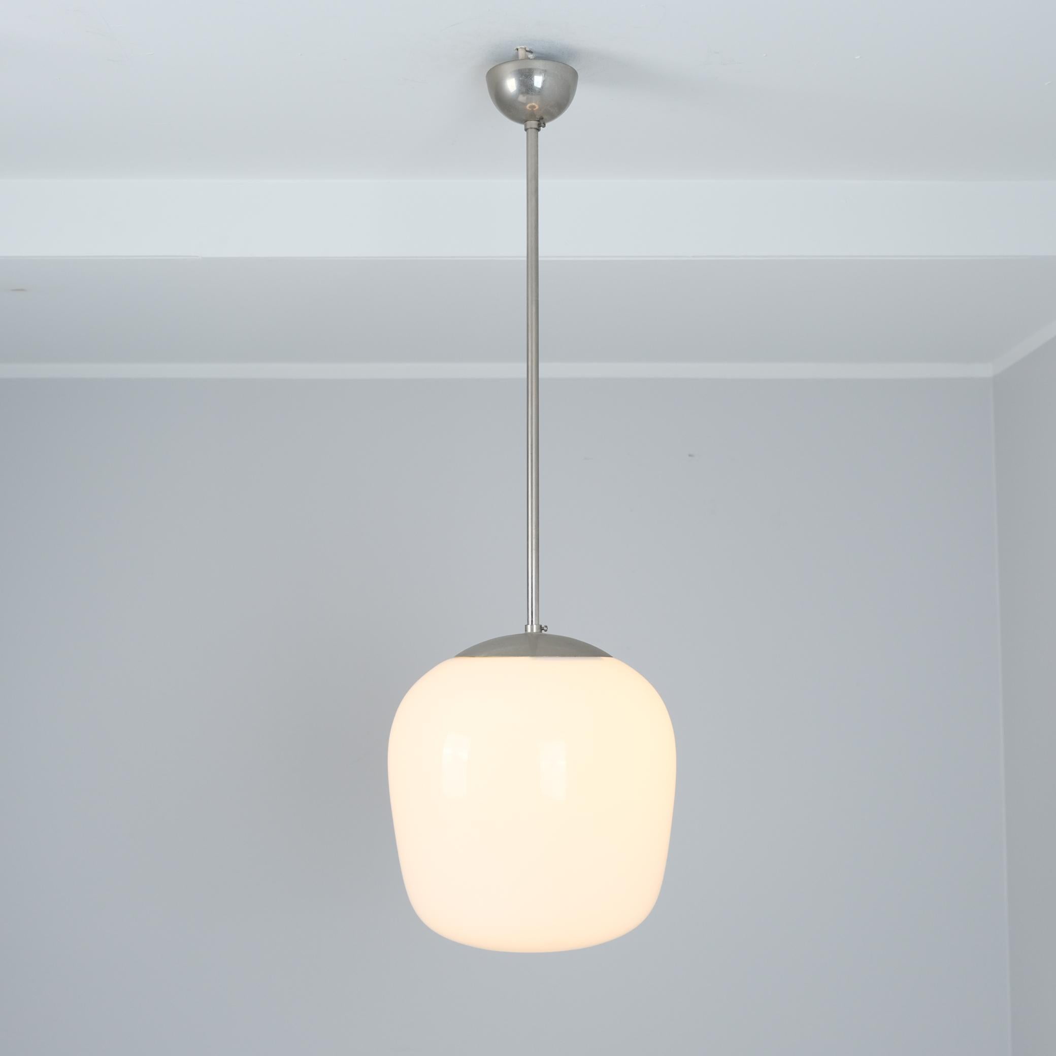 Große Gunnel Nyman-Pendelleuchte 81003, vernickeltes Messing und weißes Opalglas, Idman 1950er Jahre (Minimalistisch) im Angebot