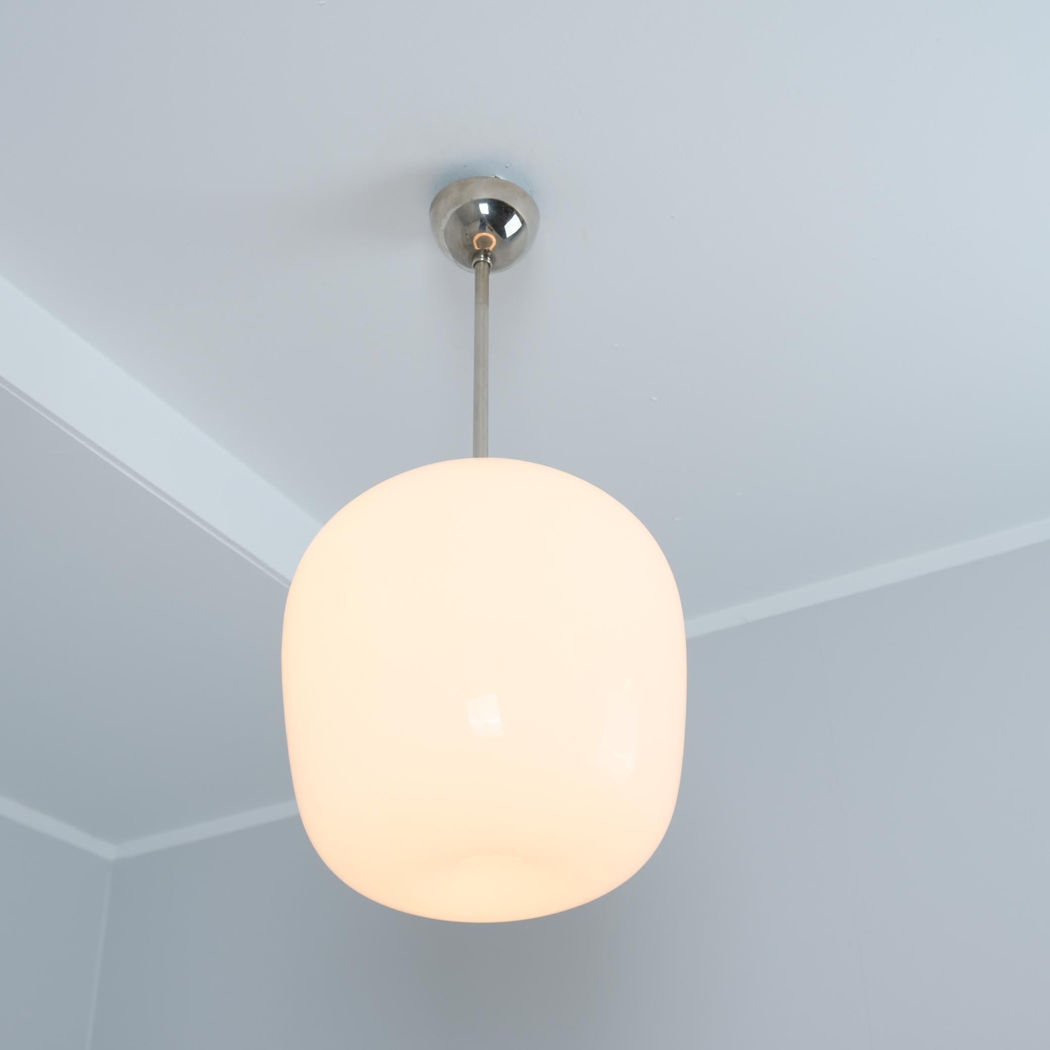 Finlandais Grande suspension Gunnel Nyman 81003, laiton nickelé et verre opale blanc, Idman 1950s en vente