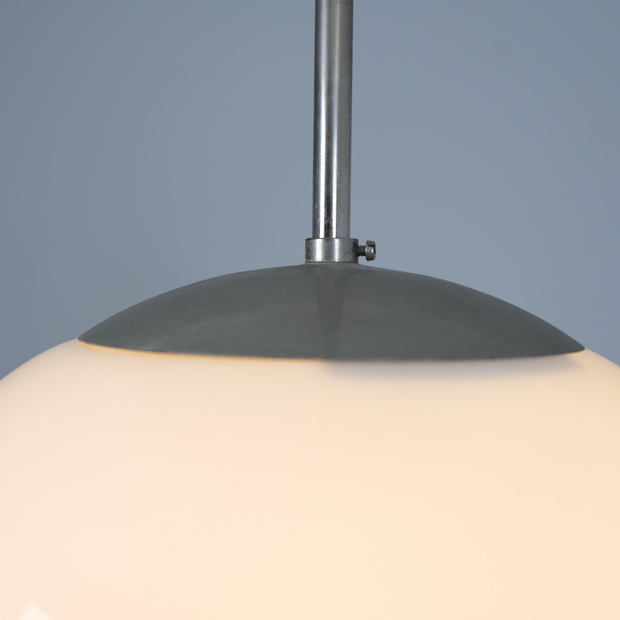 Große Gunnel Nyman-Pendelleuchte 81003, vernickeltes Messing und weißes Opalglas, Idman 1950er Jahre (Finnisch) im Angebot