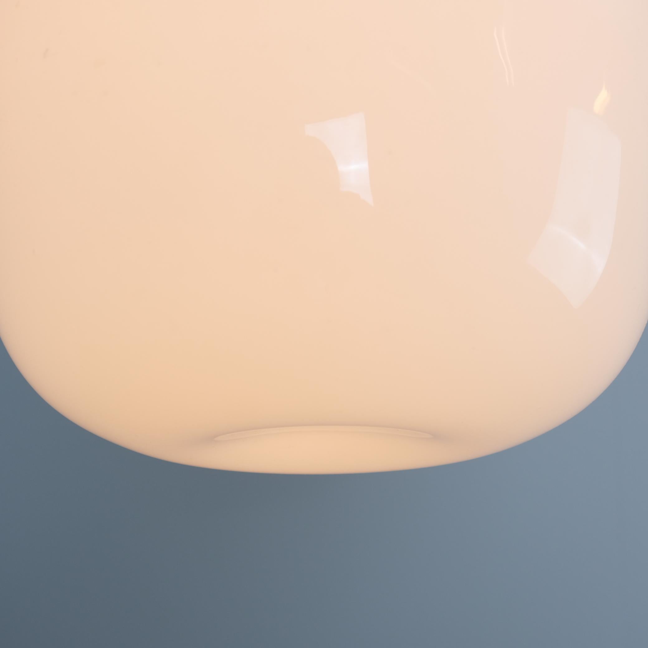 Grande suspension Gunnel Nyman 81003, laiton nickelé et verre opale blanc, Idman 1950s Bon état - En vente à Helsinki, FI