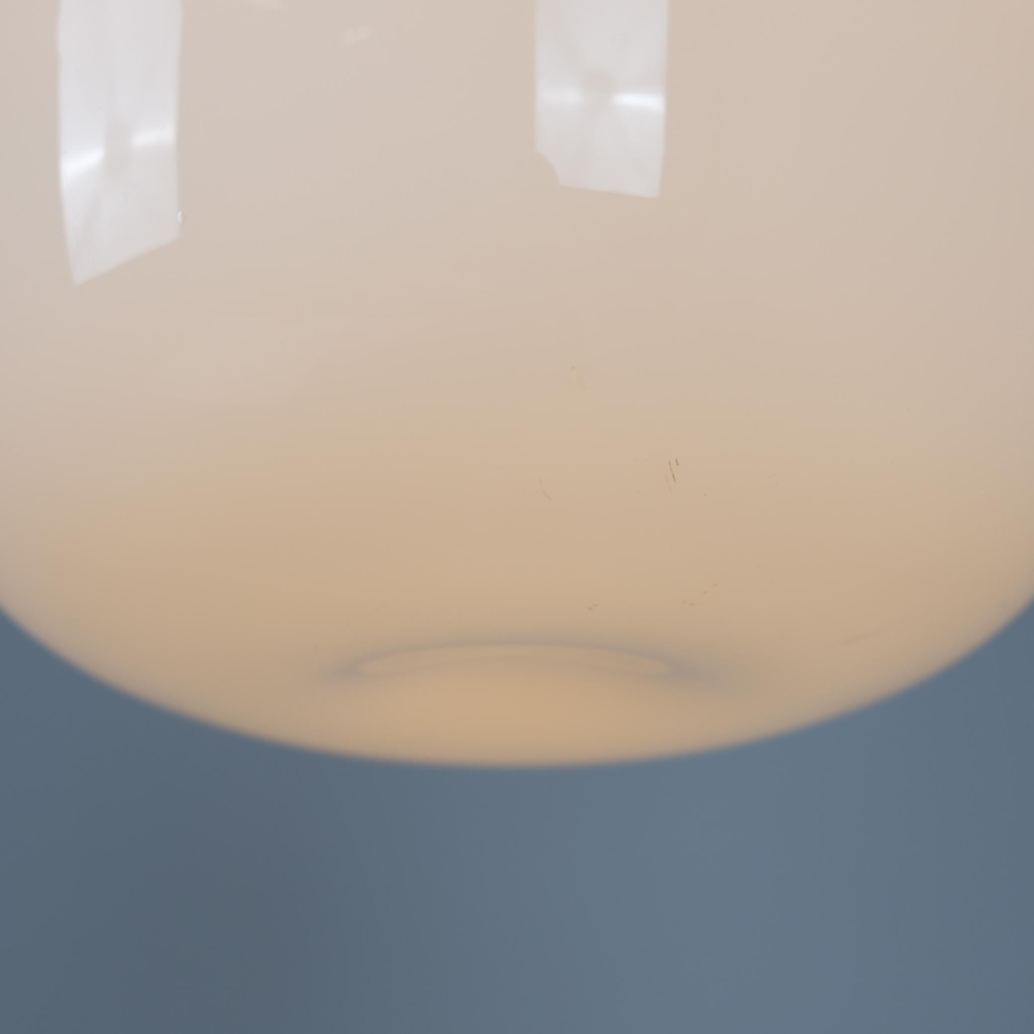 Große Gunnel Nyman-Pendelleuchte 81003, vernickeltes Messing und weißes Opalglas, Idman 1950er Jahre (Mitte des 20. Jahrhunderts) im Angebot