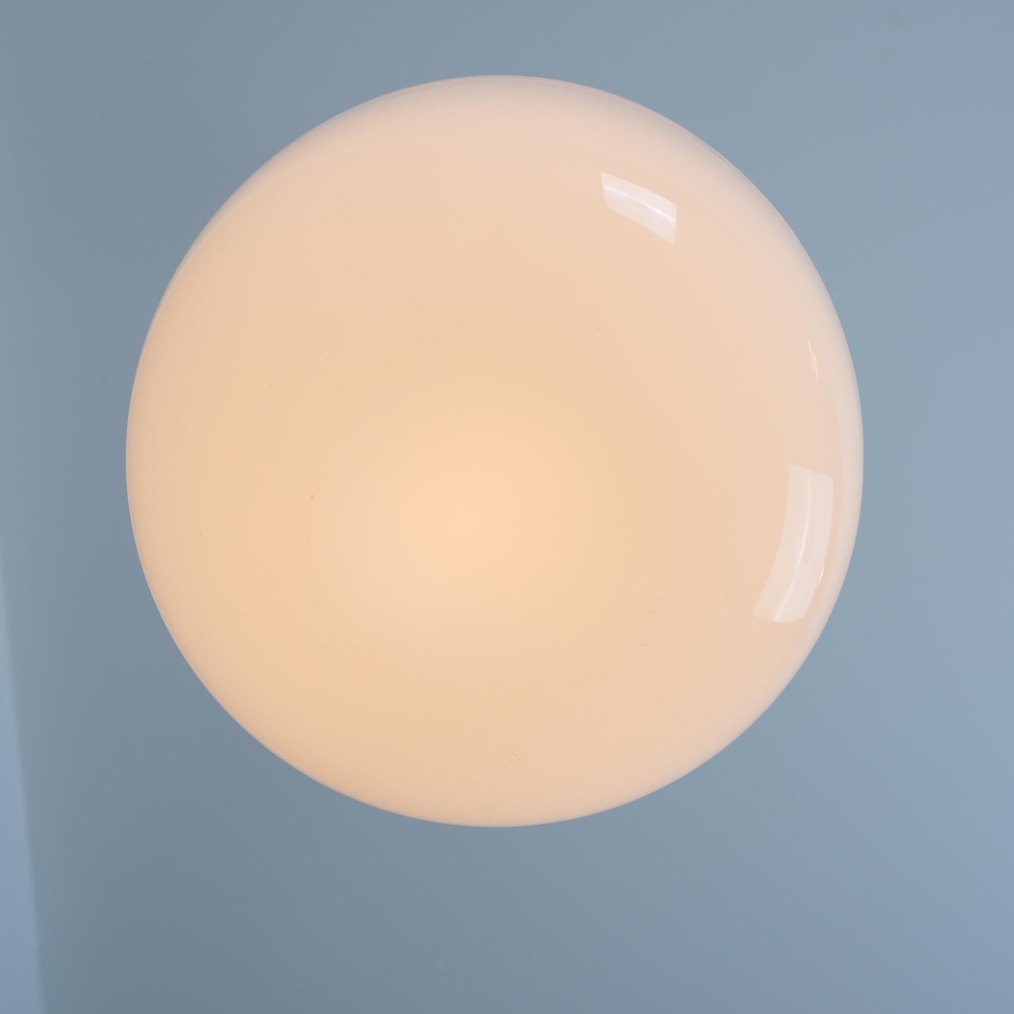 Verre opalin Grande suspension Gunnel Nyman 81003, laiton nickelé et verre opale blanc, Idman 1950s en vente