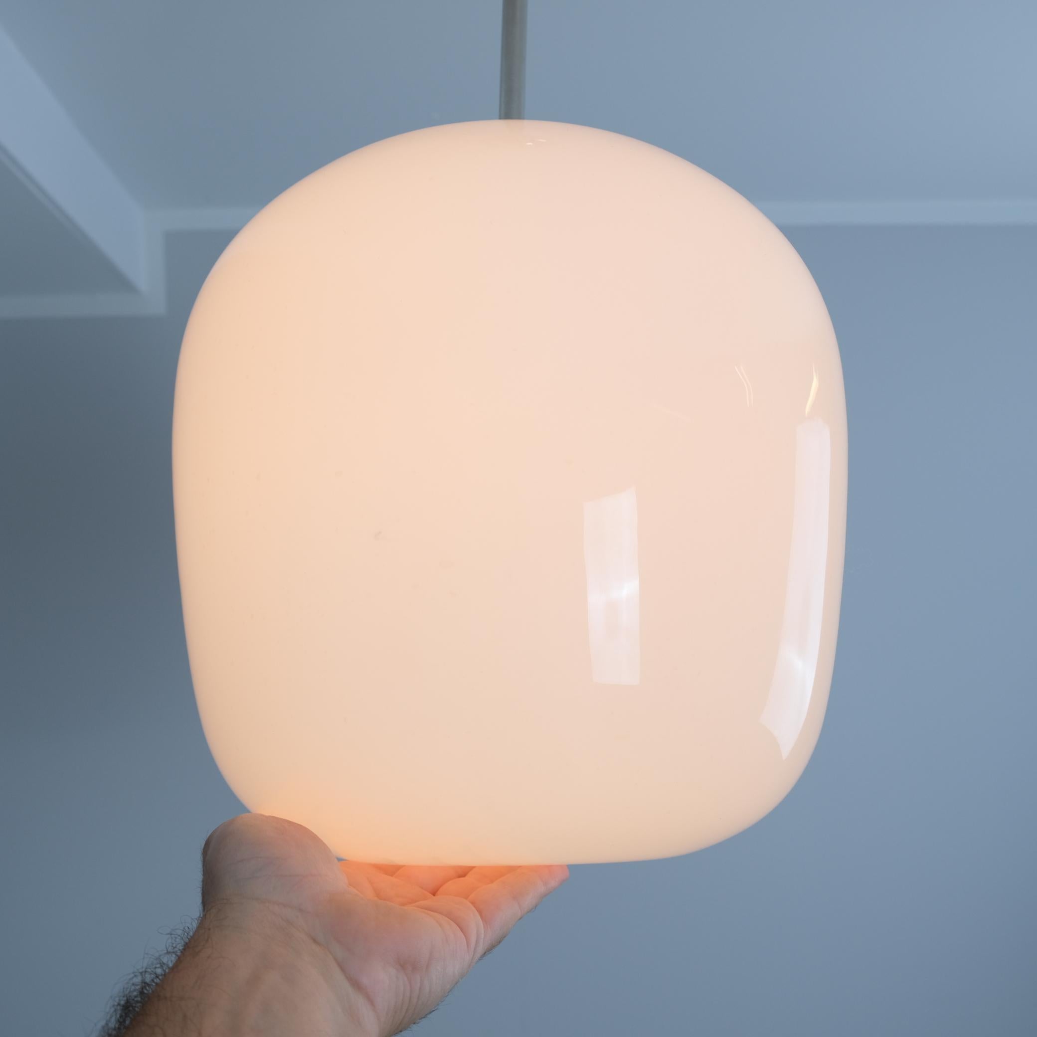 Grande suspension Gunnel Nyman 81003, laiton nickelé et verre opale blanc, Idman 1950s en vente 1