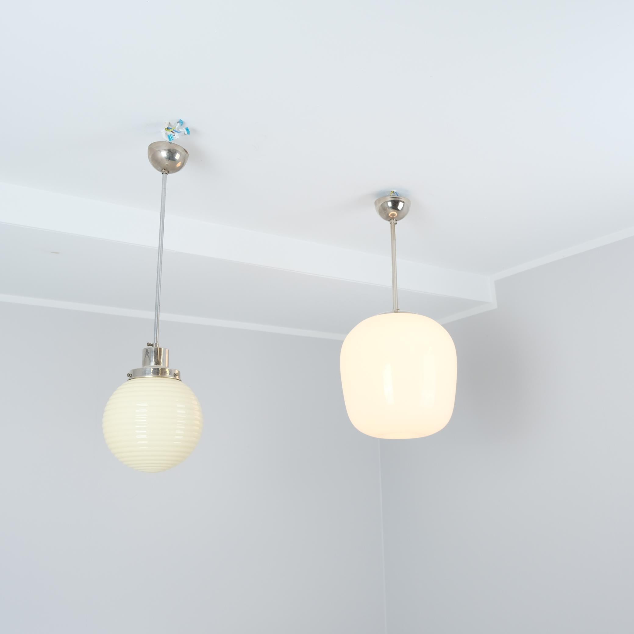 Grande suspension Gunnel Nyman 81003, laiton nickelé et verre opale blanc, Idman 1950s en vente 2