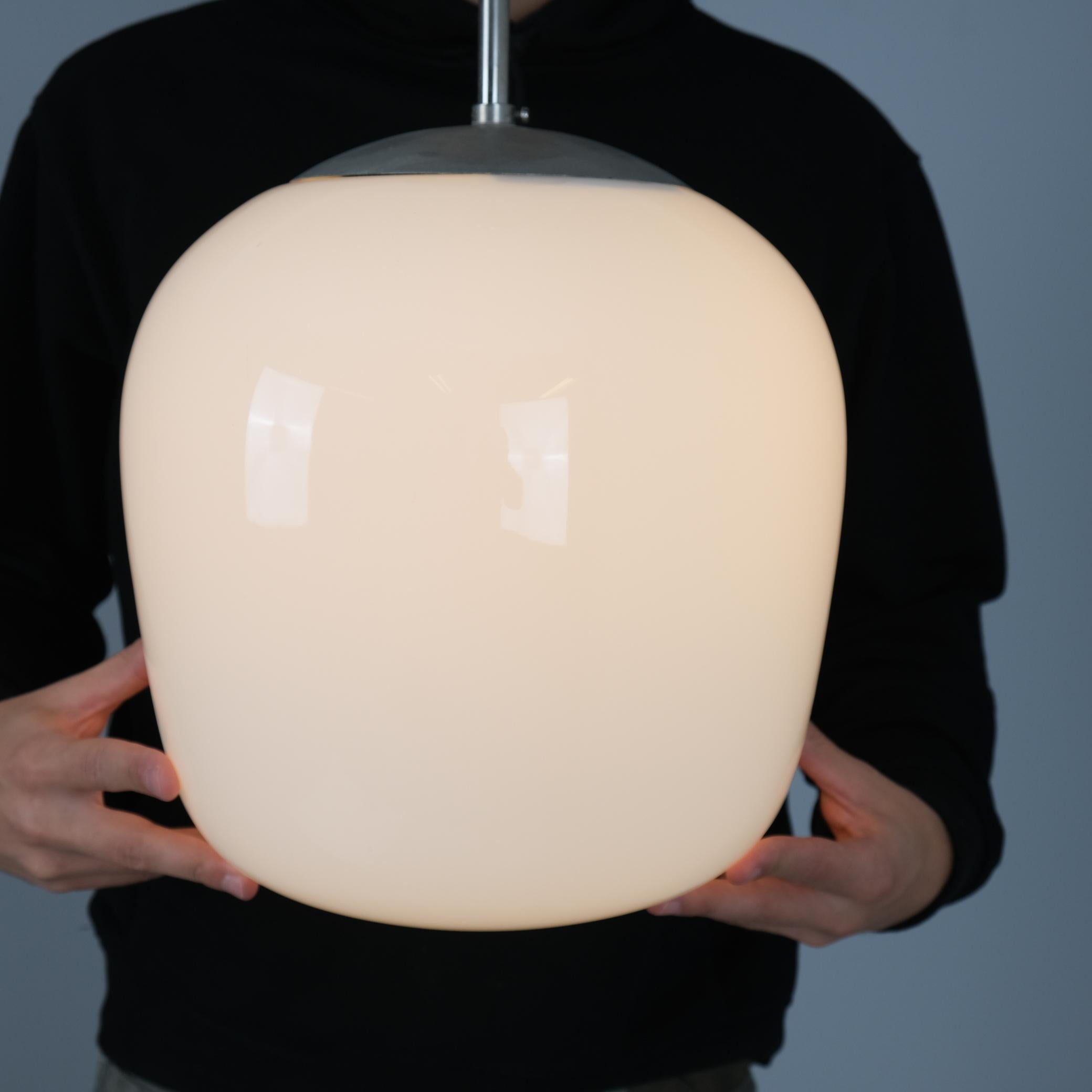 Große Gunnel Nyman-Pendelleuchte 81003, vernickeltes Messing und weißes Opalglas, Idman 1950er Jahre im Angebot 3